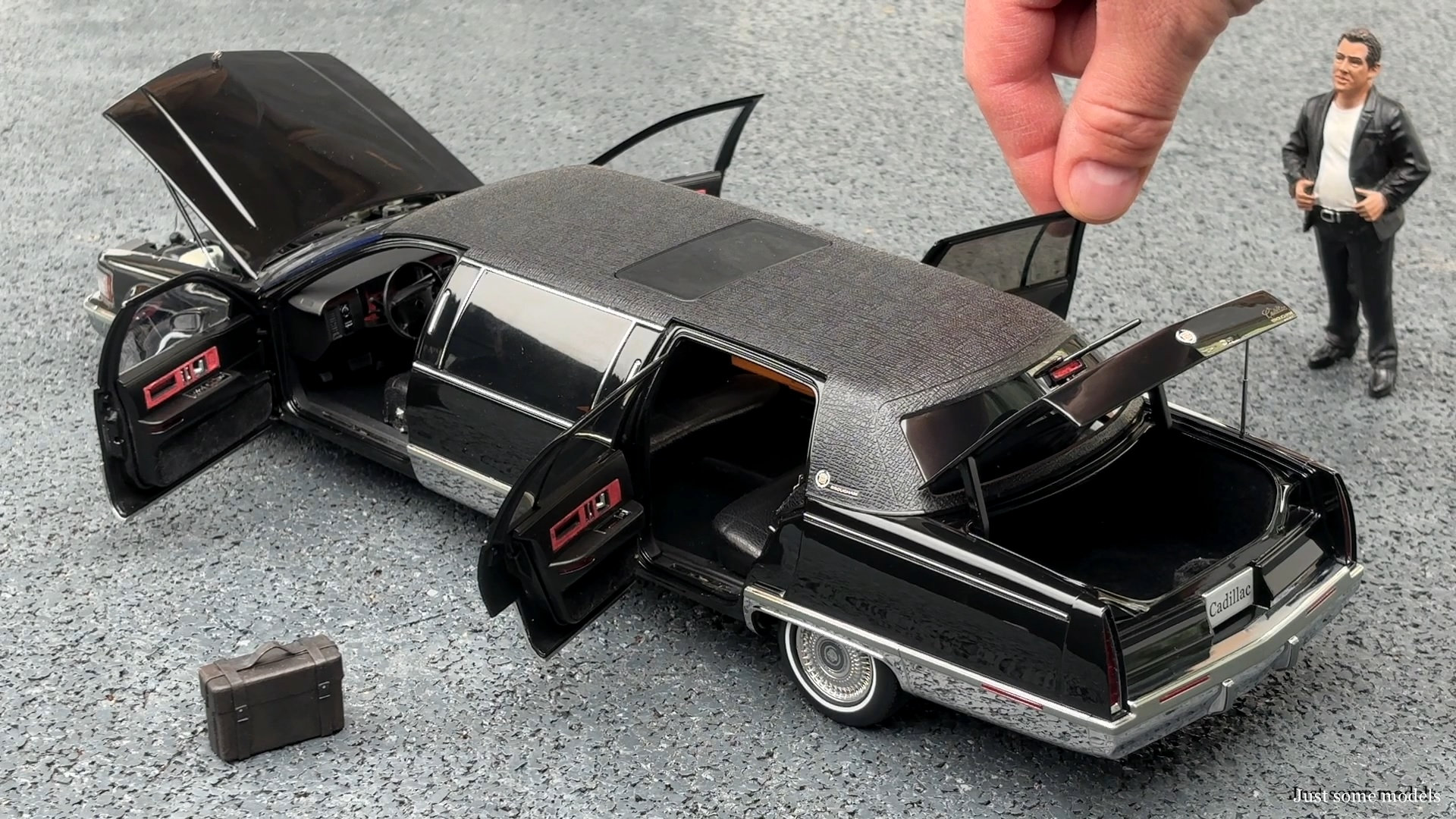 1:18 Cadillac Fleetwood Limousine '94, black - Xiaoguang Model