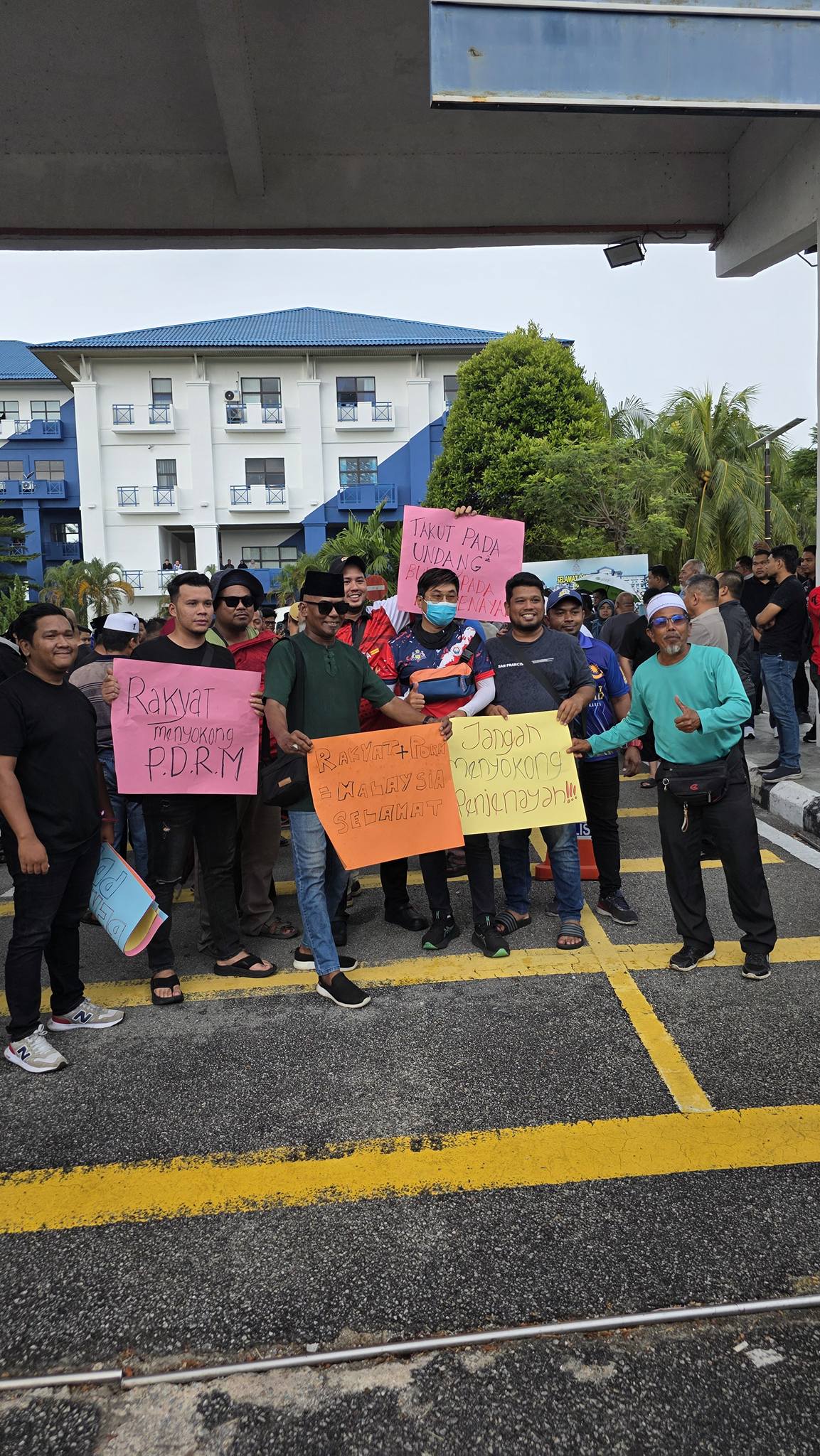Melaka Daily - Solidarity Masyarakat bersama PDRM di IPK... | Facebook