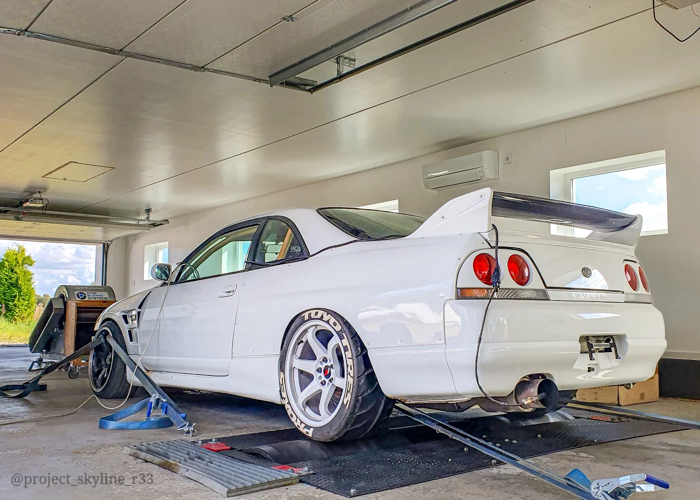 White R33