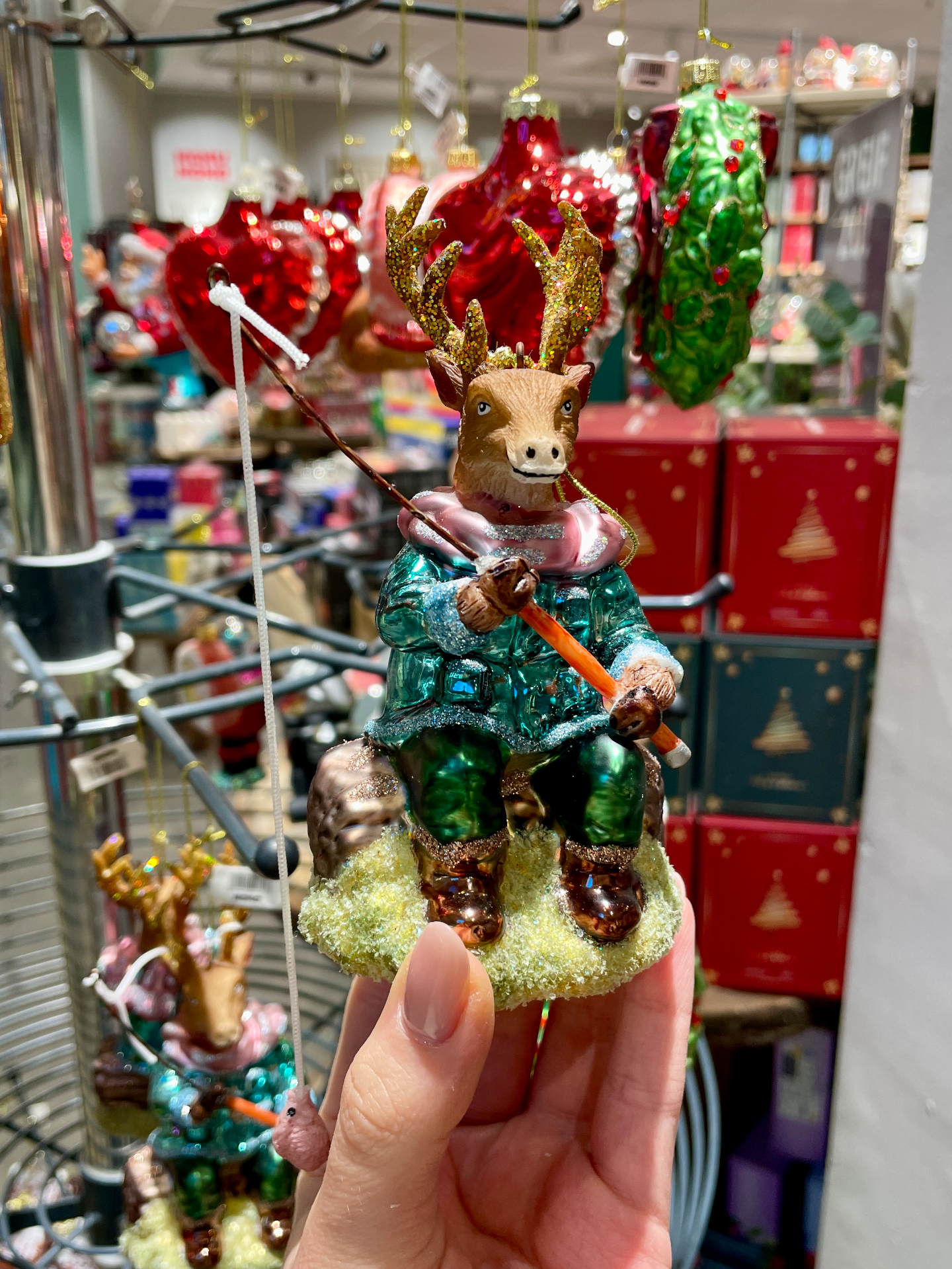 ✨ Weihnachtskugeln mit Wow-Faktor bei Nanu-Nana ✨ Ob witzig, verspielt oder richtig extravagant, bei Nanu-Nana findet ihr Weihnachtskugeln, die garantiert nicht 08/15 sind. 🦌🍺🍩 Von funkelnden Klassik