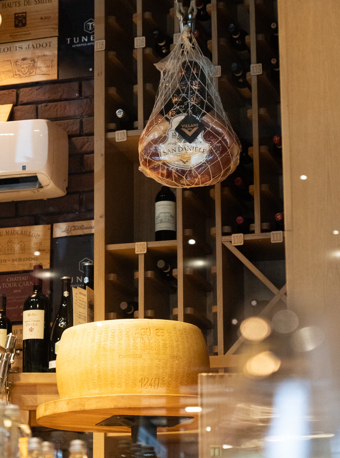Alibi bar&Grill - Всяка бутилка има своята история 🍷... | Facebook