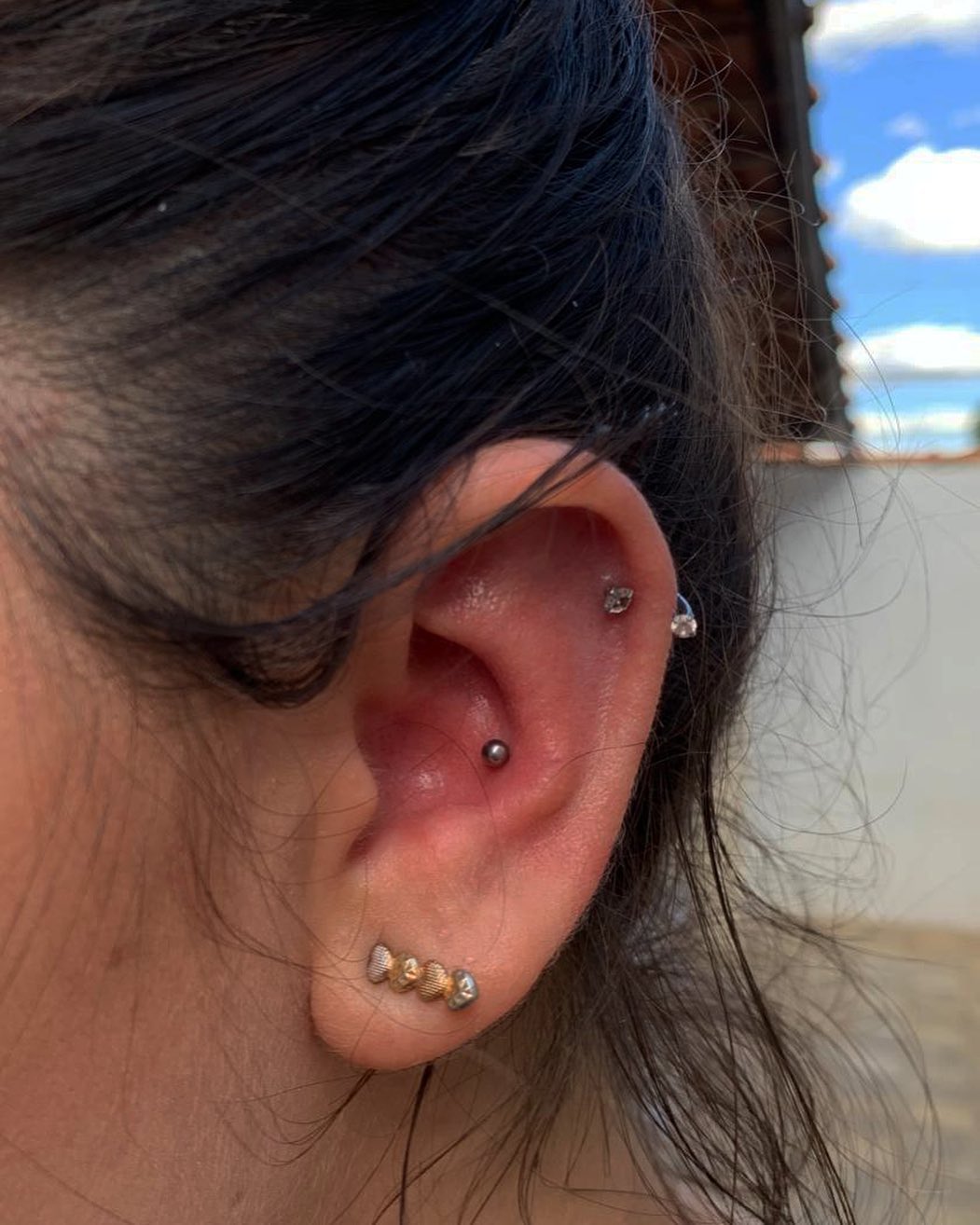 Sun Piercer - Aplicação no Conch com Micro Bell em Aço Cirúrgico 316L ...