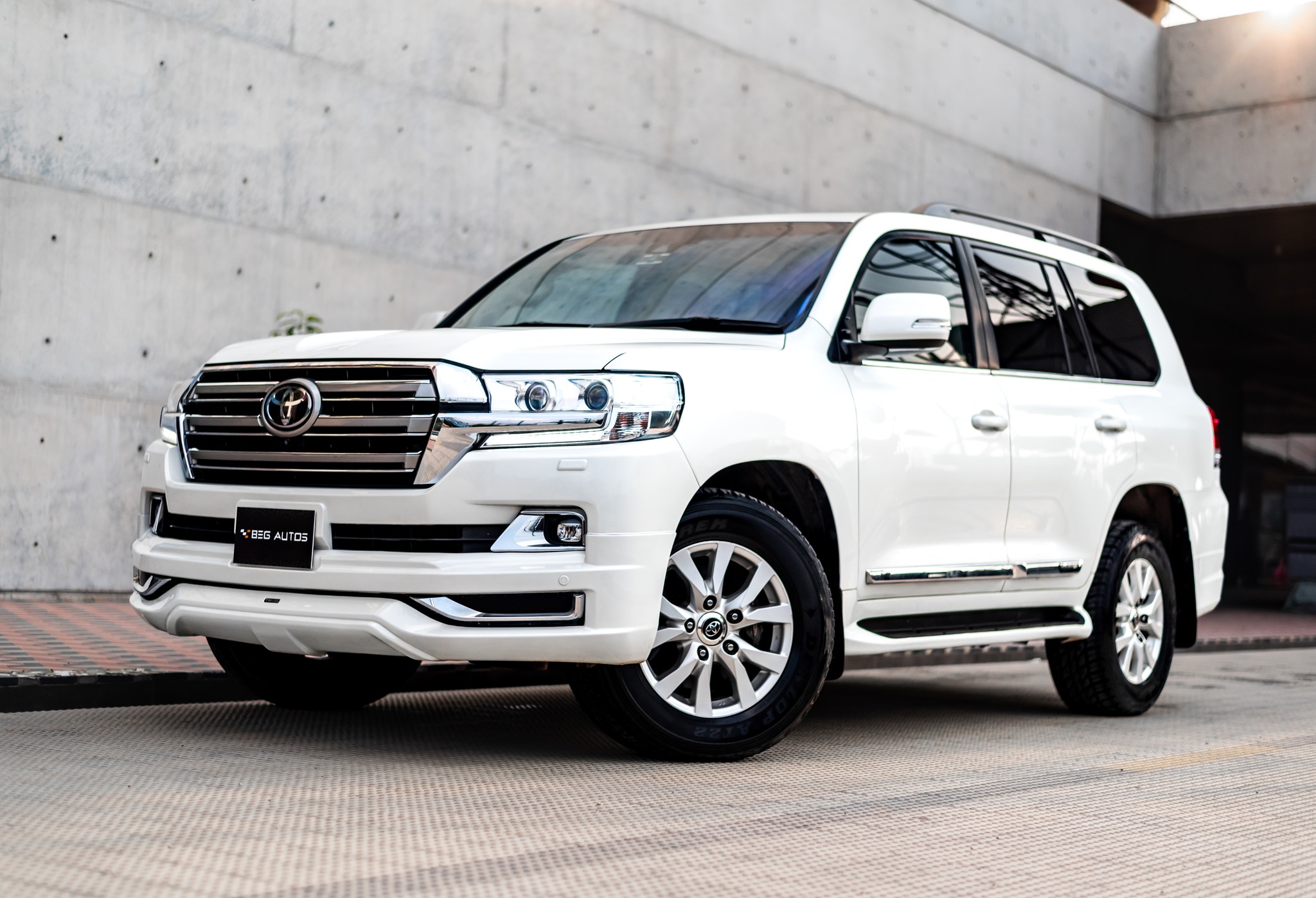 Command the road in ruthless dominance with the 2016 Toyota Land