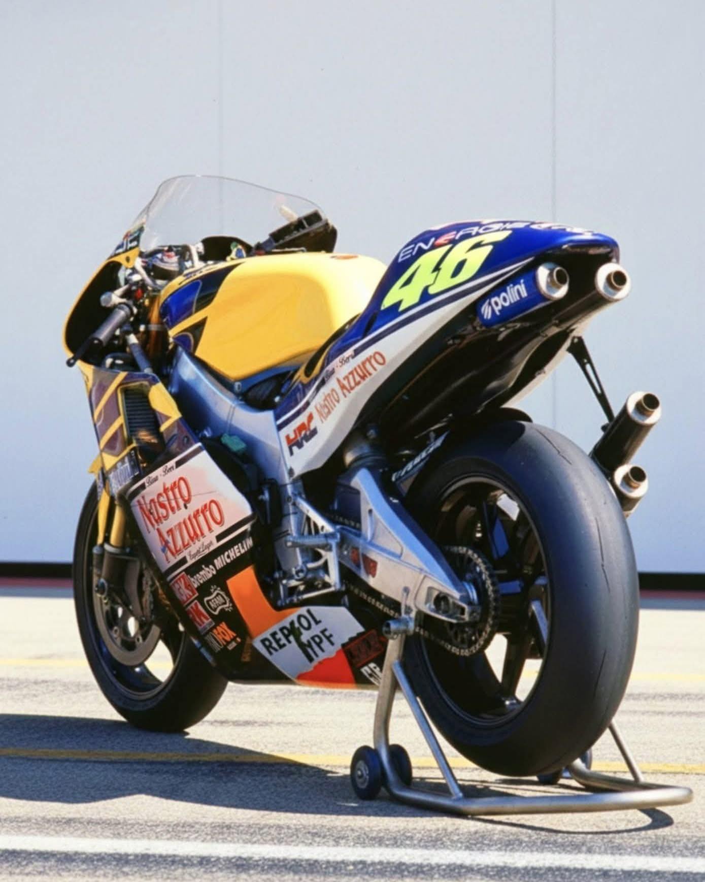 Valentino Rossi - Nastro Azzurro Honda NSR 500 - 2001