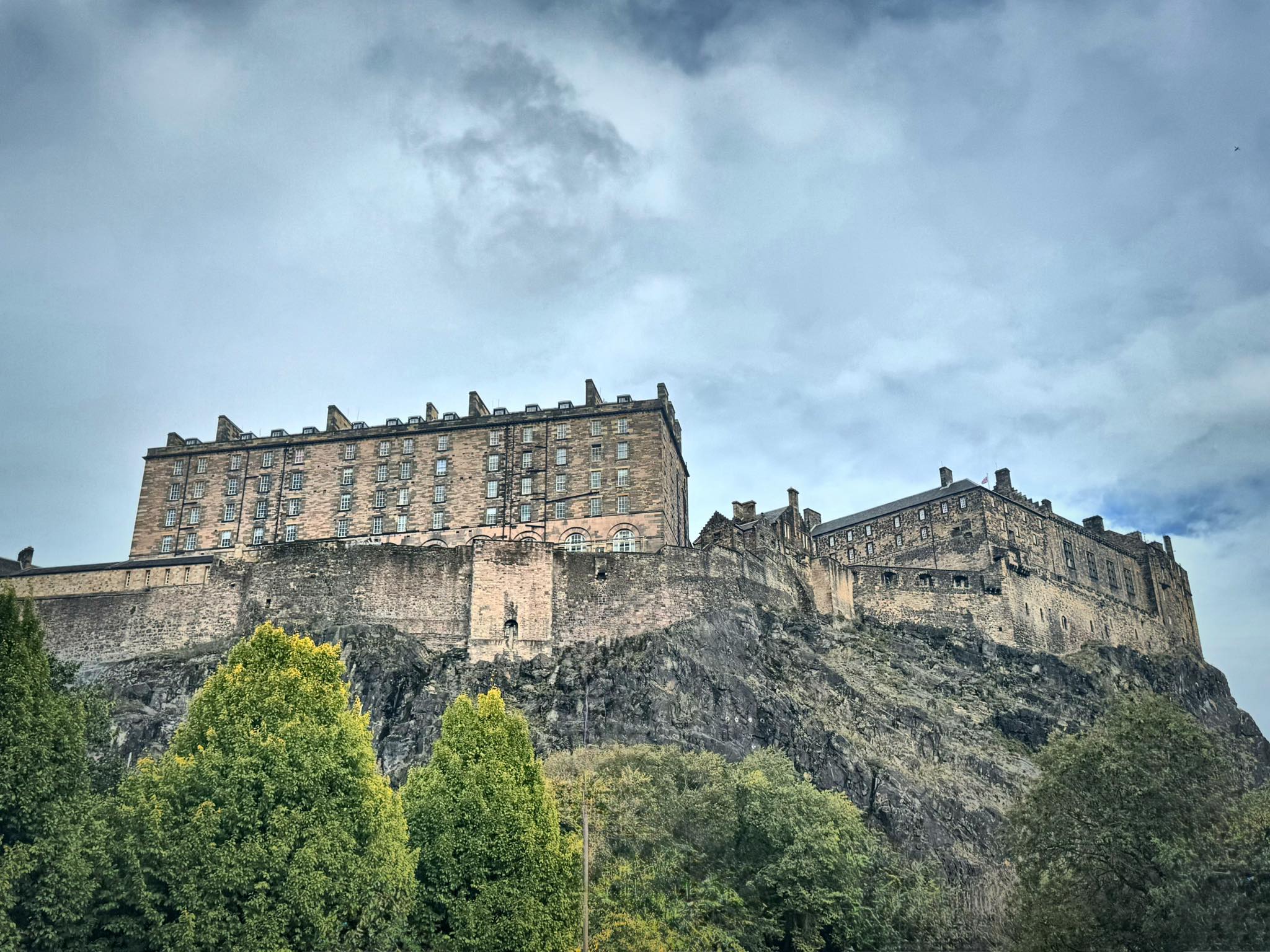 Edinburgh Castle 🏰, Scotland 🏴󠁧󠁢󠁳󠁣󠁴󠁿 Photo by: @zax66 [IG]
