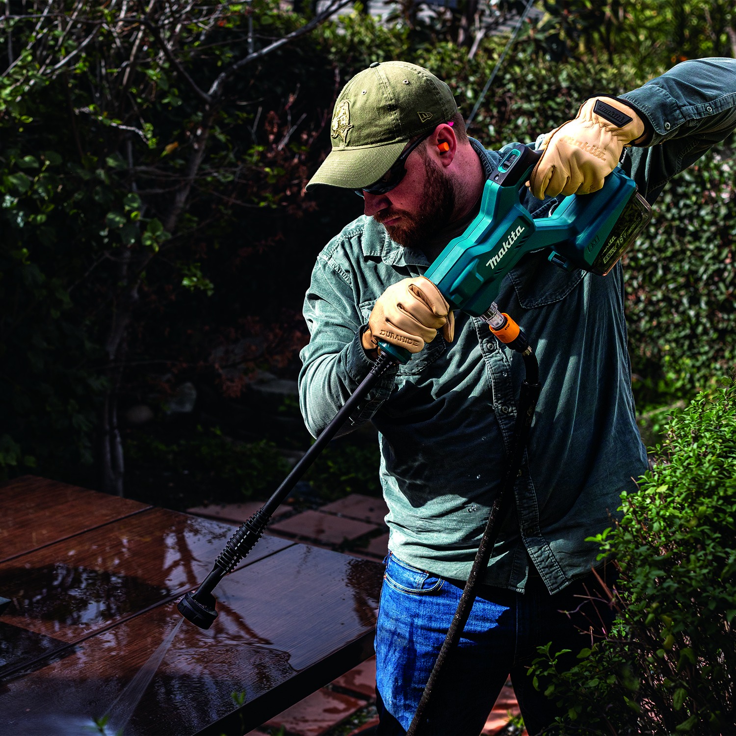 The Makita 18V LXT® 320 PSI 0.7 GPM Power Cleaner (XWH02) delivers