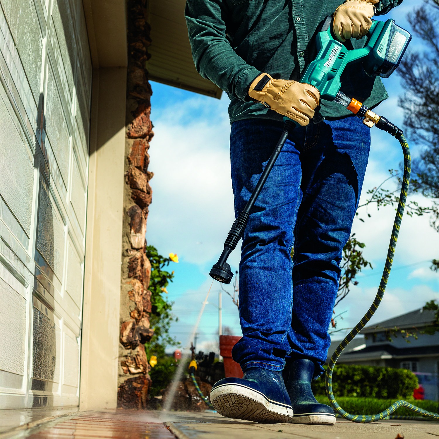 The Makita 18V LXT® 320 PSI 0.7 GPM Power Cleaner (XWH02) delivers