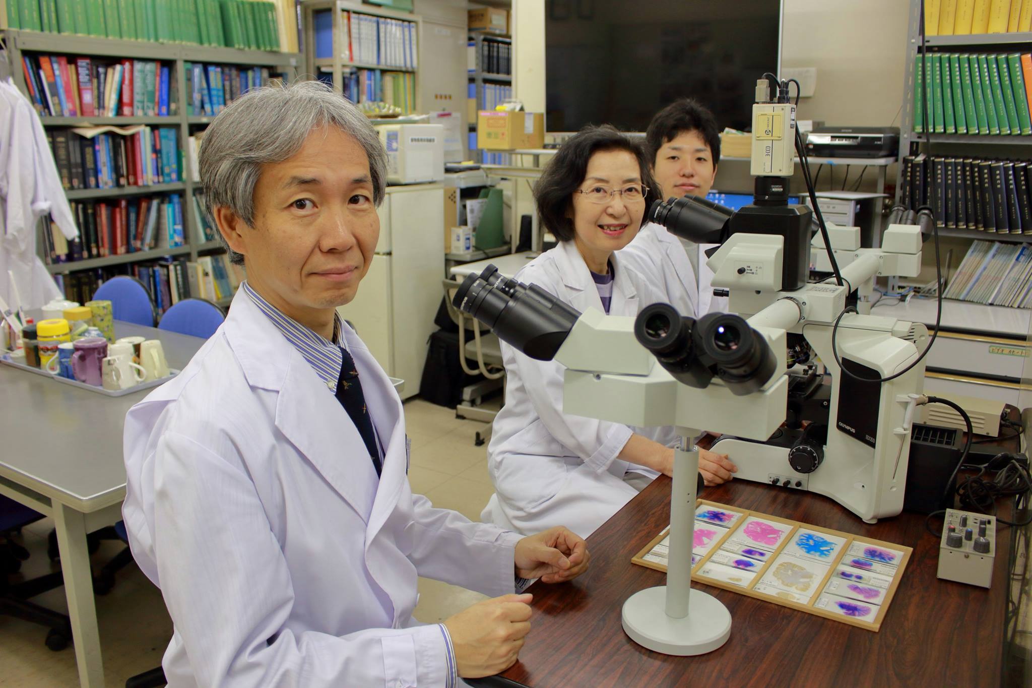 愛知医科大学加齢医科学研究所 - Associate professor Iwasaki shows 