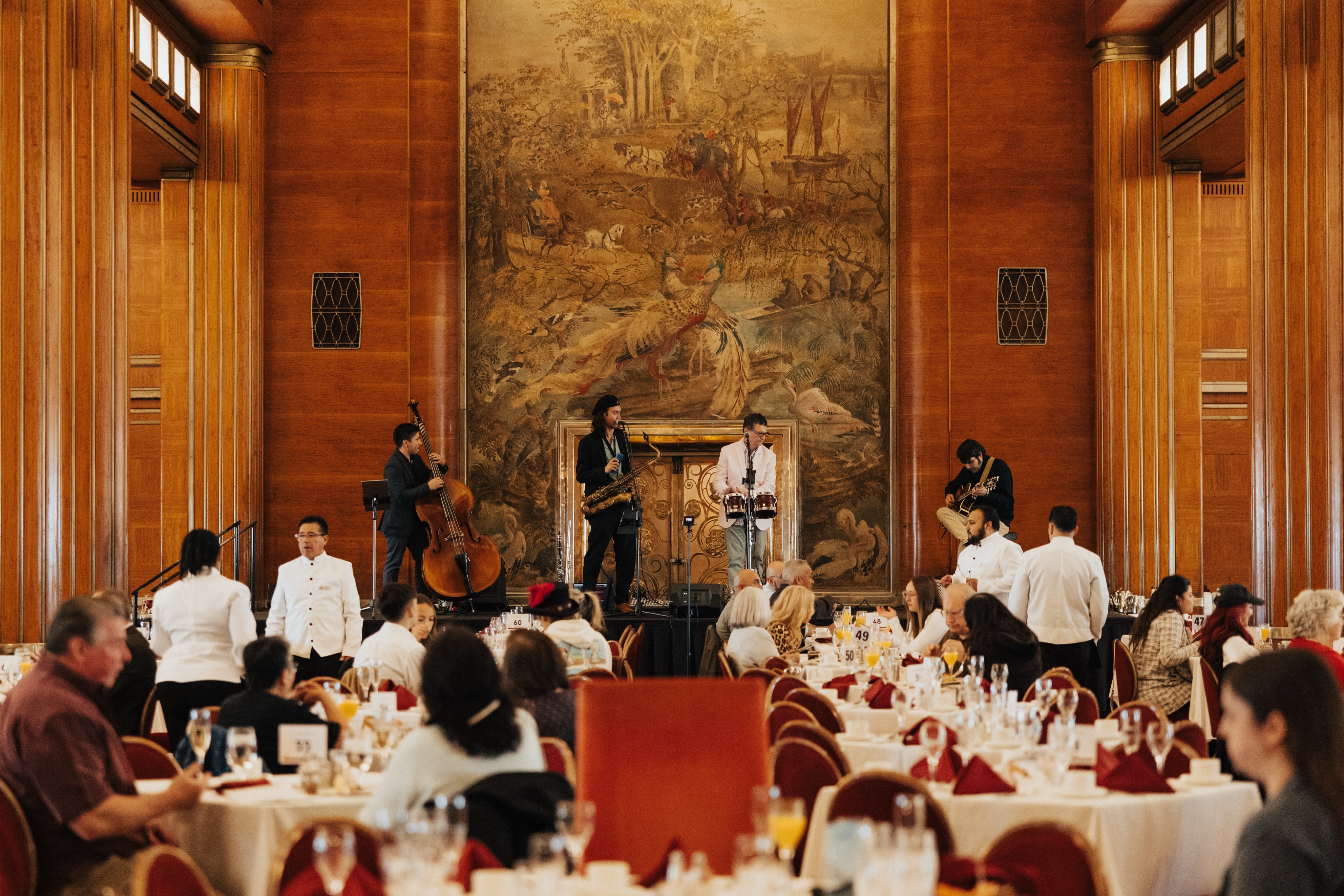Royal Sunday Brunch aboard the Queen Mary is more than brunch, it's your ticket to spend the day exploring one of Long Beach's most iconic destinations! 🥂✨ After enjoying chef-attended action stations