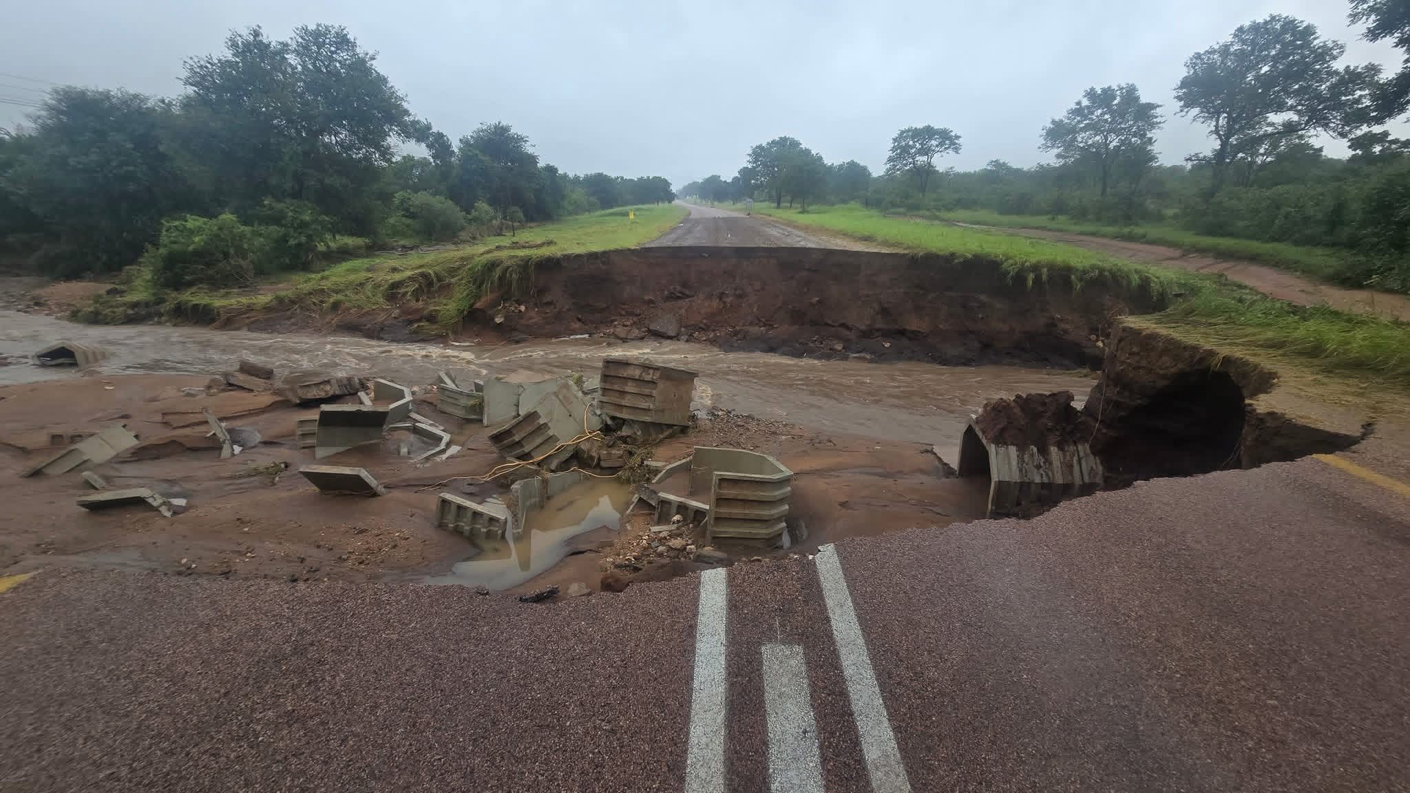 R40 ROAD COMPLETELY WASHED AWAY BY... - SA Sports update | Facebook