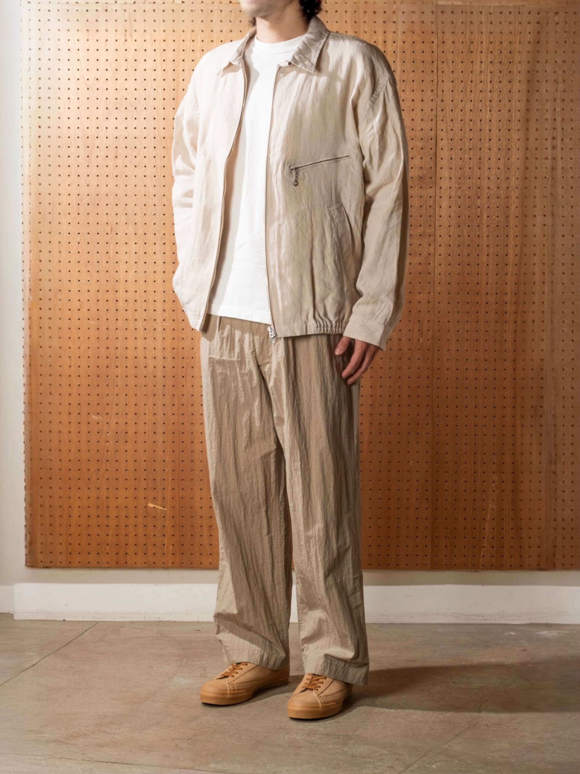 ENDS and MEANS Drizzler Jacket 採用帶有皺感的和紙亞麻面料，呈現 