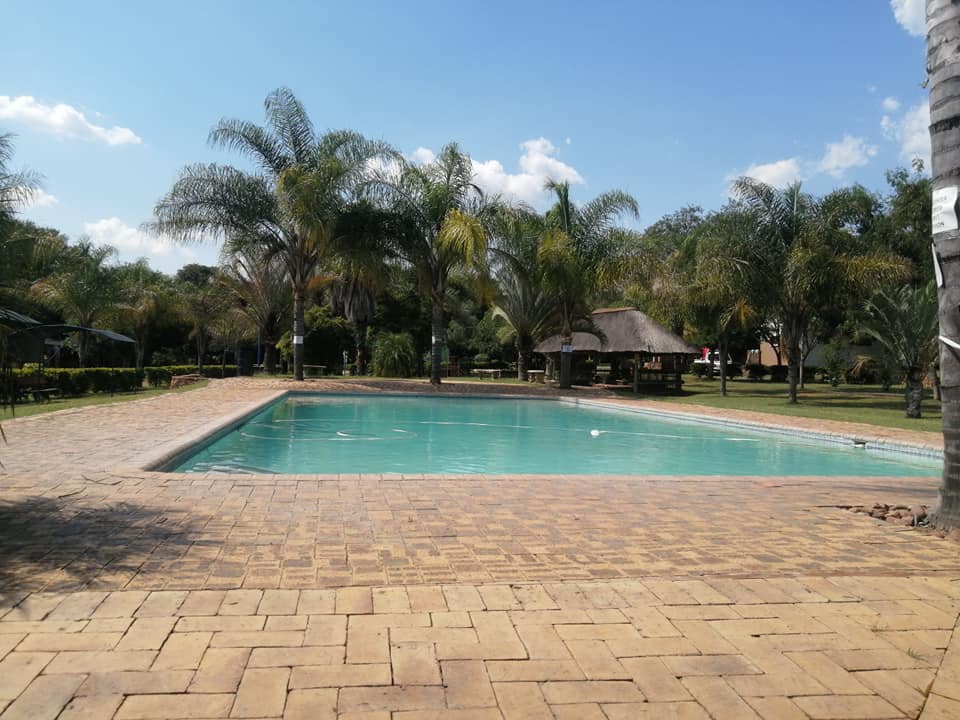 de-villa-resort-featuring-an-outdoor-swimming-pool