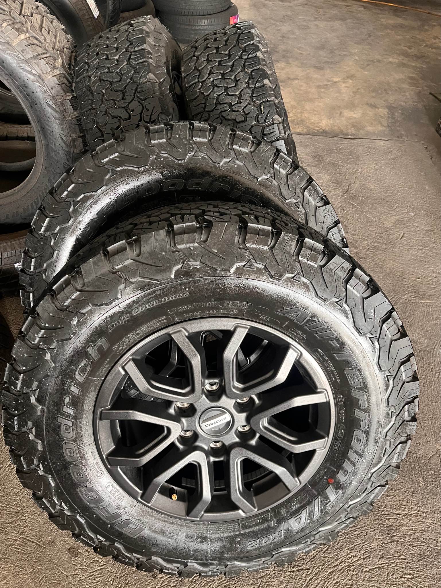 1 Day used Original stock mags Ford Ranger Raptor 2025 Mags and tires ...