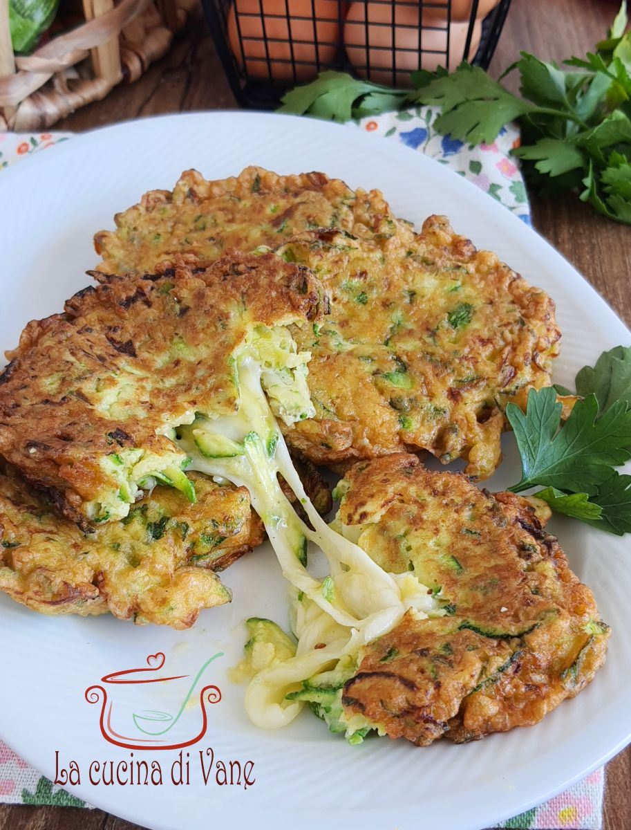 La - Frittelle di zucchine in padella 😍 facili veloci e dal cuore ...