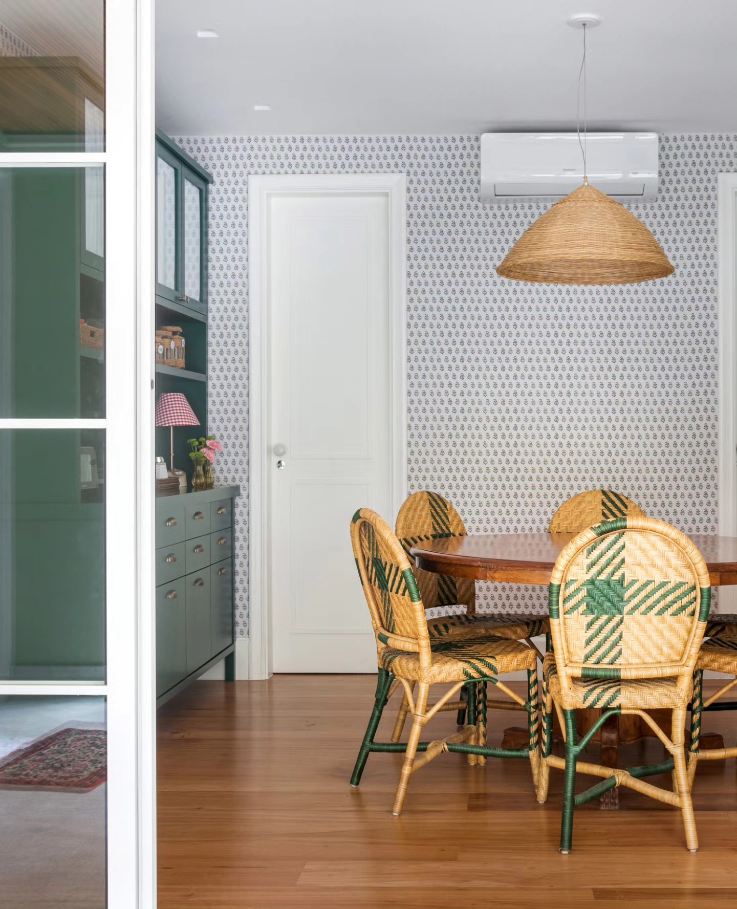 Casa - "Obras modernistas, tais como o Pavilhão de Barcelona projetado ...