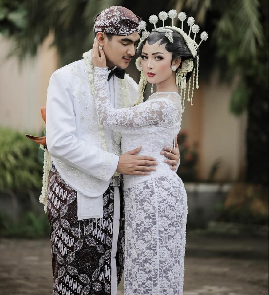 indonesian bridesmaid dresses 🇮🇩 𝗜𝗡𝗗𝗢𝗡𝗘𝗦𝗜𝗔𝗡 𝗕𝗥𝗜𝗗𝗔𝗟 𝗪𝗘𝗔𝗥 #𝟭 🇮🇩 Indonesia is an archipelago with a diversity of more than 1,340 ethnic groups. The following are bridal clothes worn by various tribes in Indonesia at weddings launch_date:6/26/2023 Color:Navy Blue/Silver 1950's Cherry Red Tulle worthy elegance.