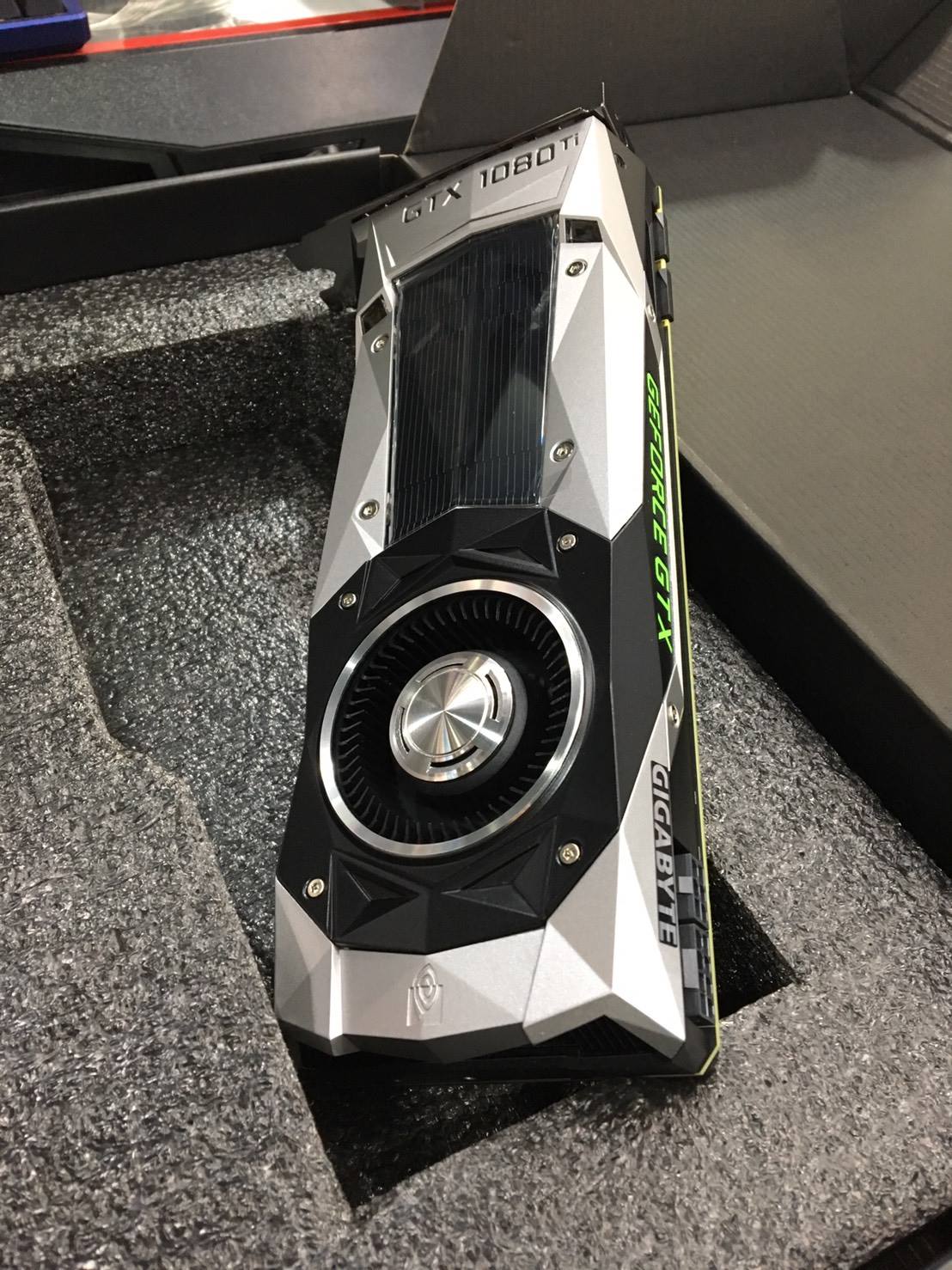 Inpad Be A Winner 硬派精璽 玩家級電腦週邊改裝 傳說中首批的gtx 1080 Ti 公版卡 奇怪 眼前一片白光我怎麼什麼都看不清楚了阿 原來是滿滿的大信仰