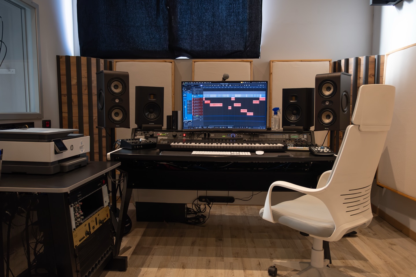 Black - 🎛️ Studio M — Production & Edit Regia trattata con pannelli ...