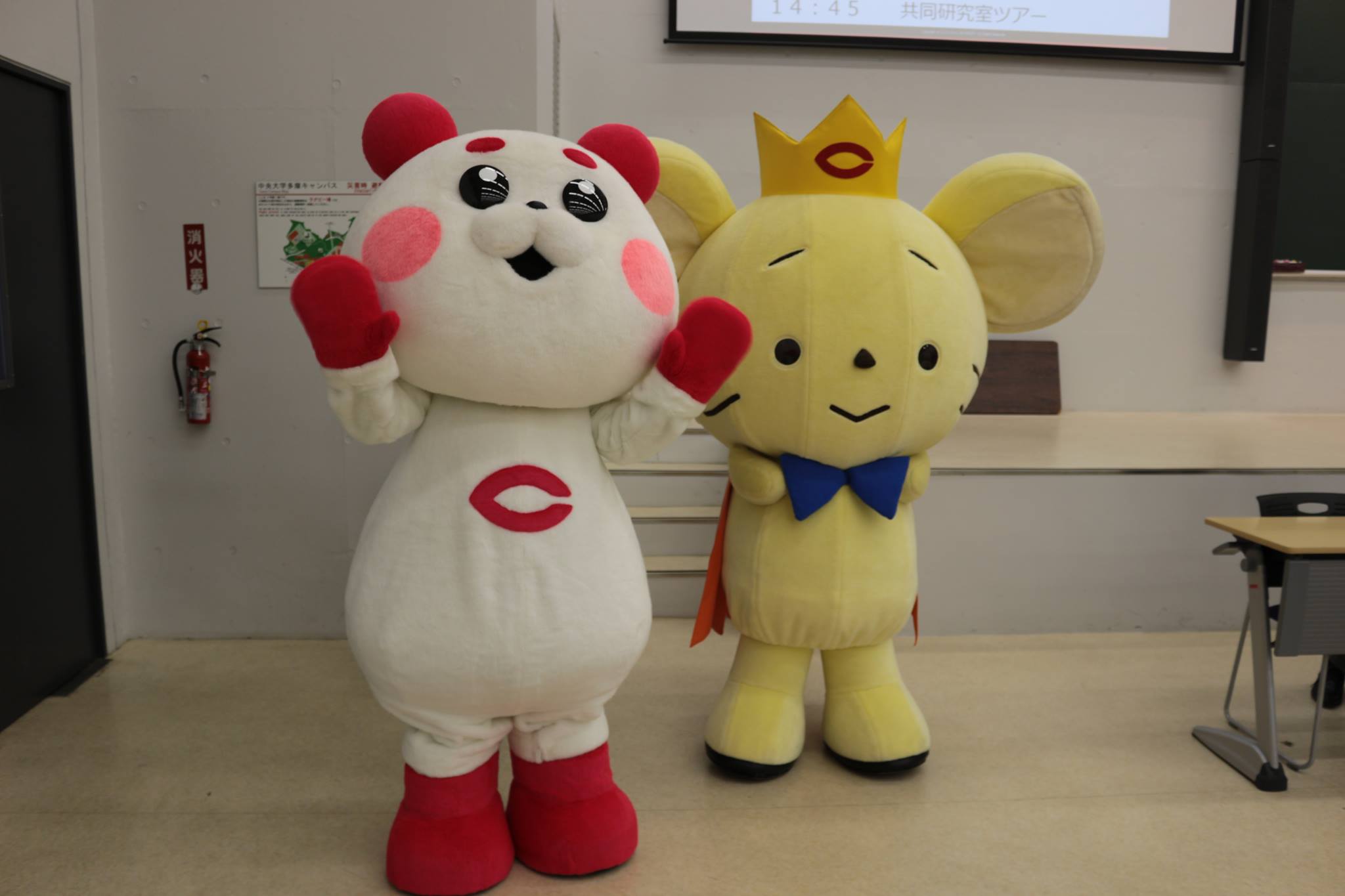 中央大学（Chuo - 左から「ハクもん」「チュー王子」 | Facebook