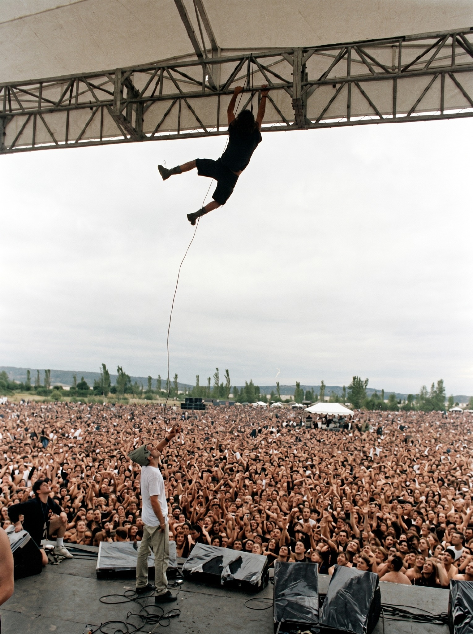 ライフ・オン・ザ・マーダー・シーン Eddie Vedder leaning on Mike McCreedy during a concert, 1992