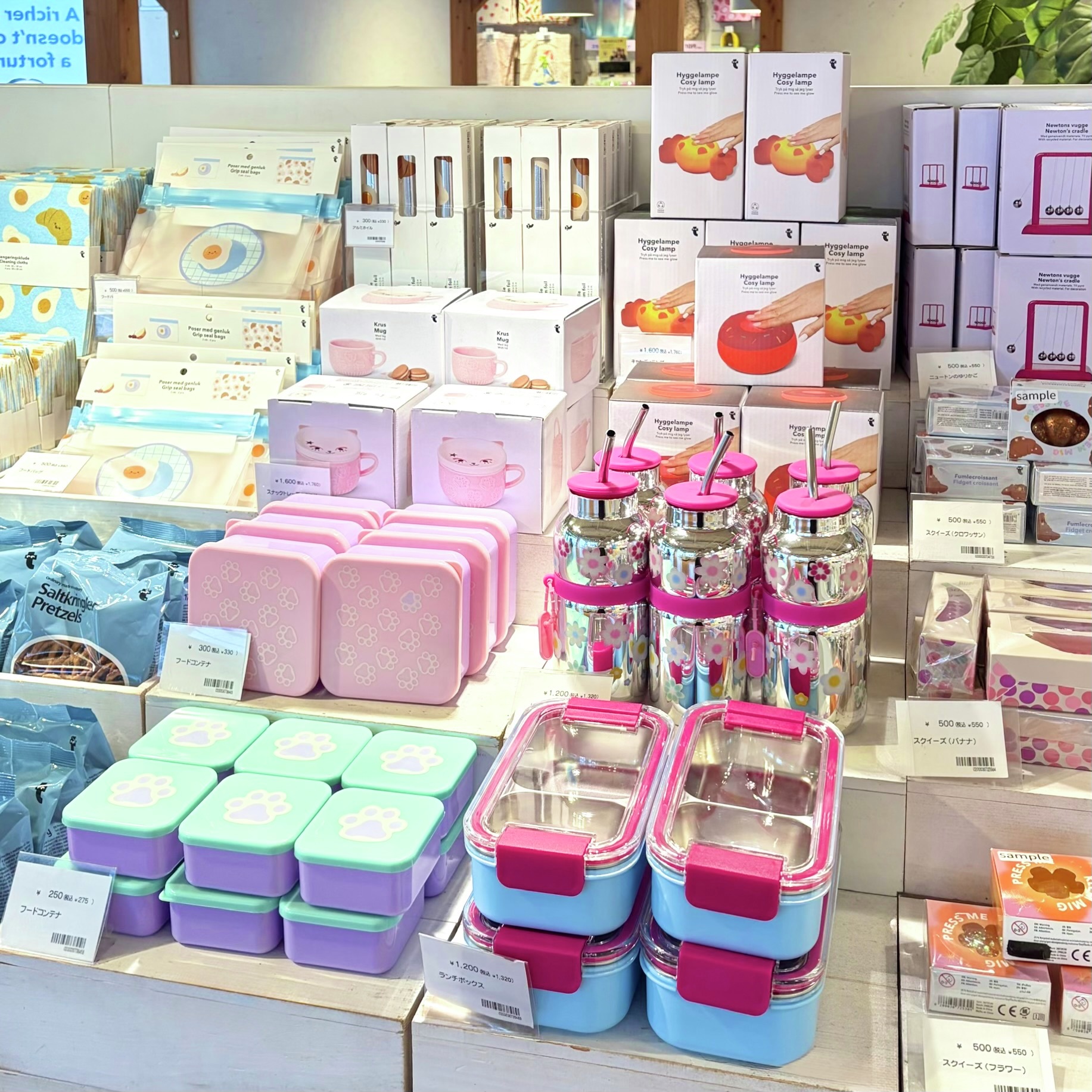 お昼の楽しみは、お気に入りと一緒に🍱💕 ランチボックスもボトルも