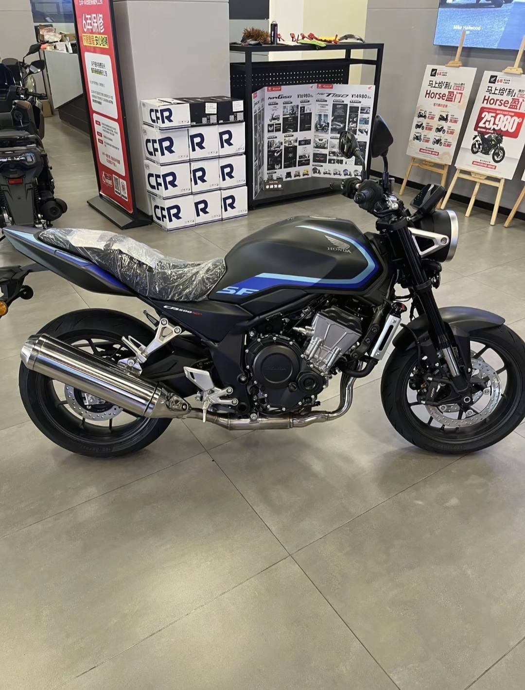 うみ The 2026 Honda CB500SF (Super Four) is a retro-inspired naked