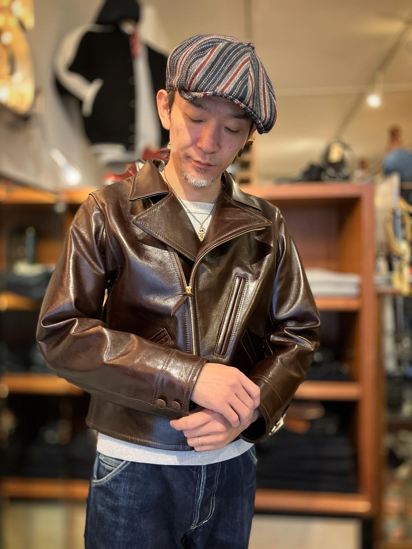 Aviator Type Leather Jacket】 ダブルの前合わせと、背中の 