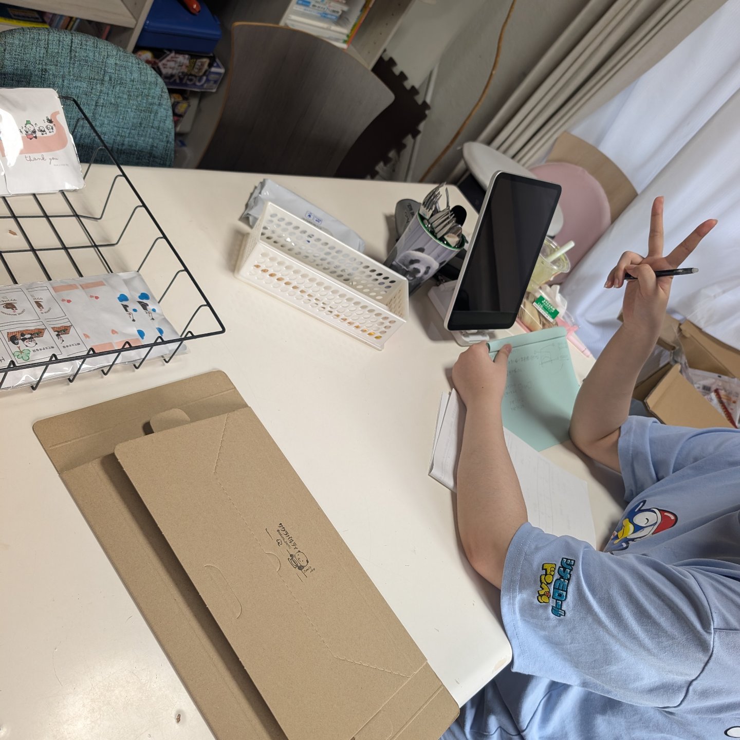 さくら広場 - 本日の発送風景 参加者3名 マイペースに作業する人、時々 