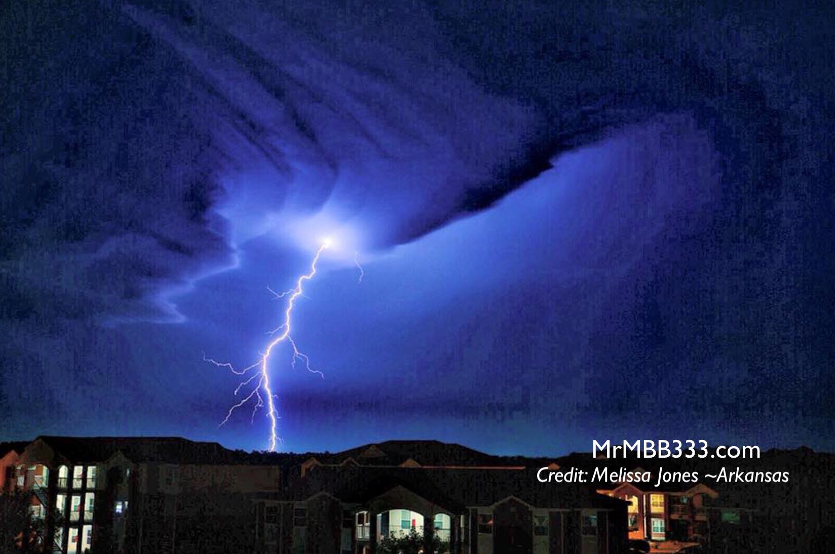 Mrmbb333 - The sky literally split open for a second — and this bolt ...