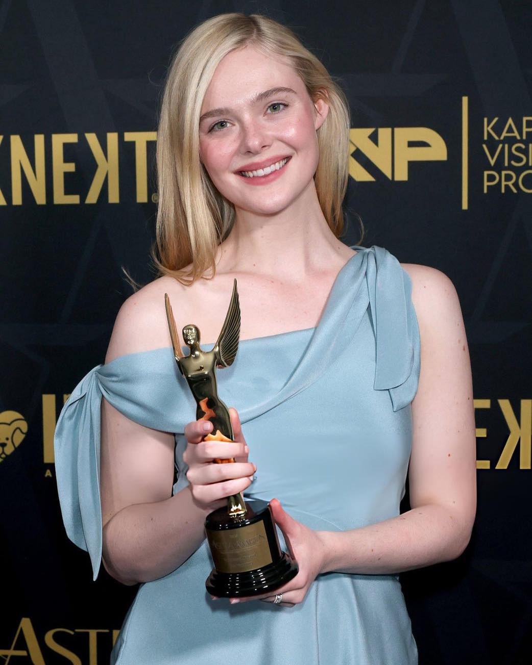 Fuera - HERMOSA 😍 Elle Fanning recibió el Premio Vanguard de los Astra ...