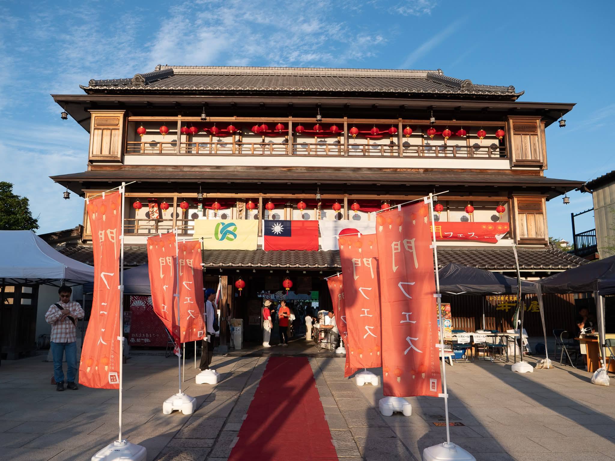笠間市 - 絵画を贈呈された、海老澤直史さん 父親で画家の海老沢東丘 