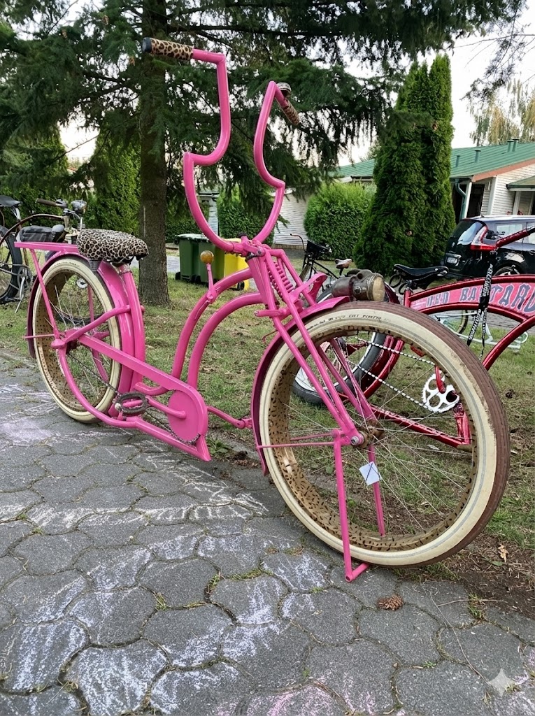 I absolutely love rusty bicycles 🤎🚲 I used AI to repaint this