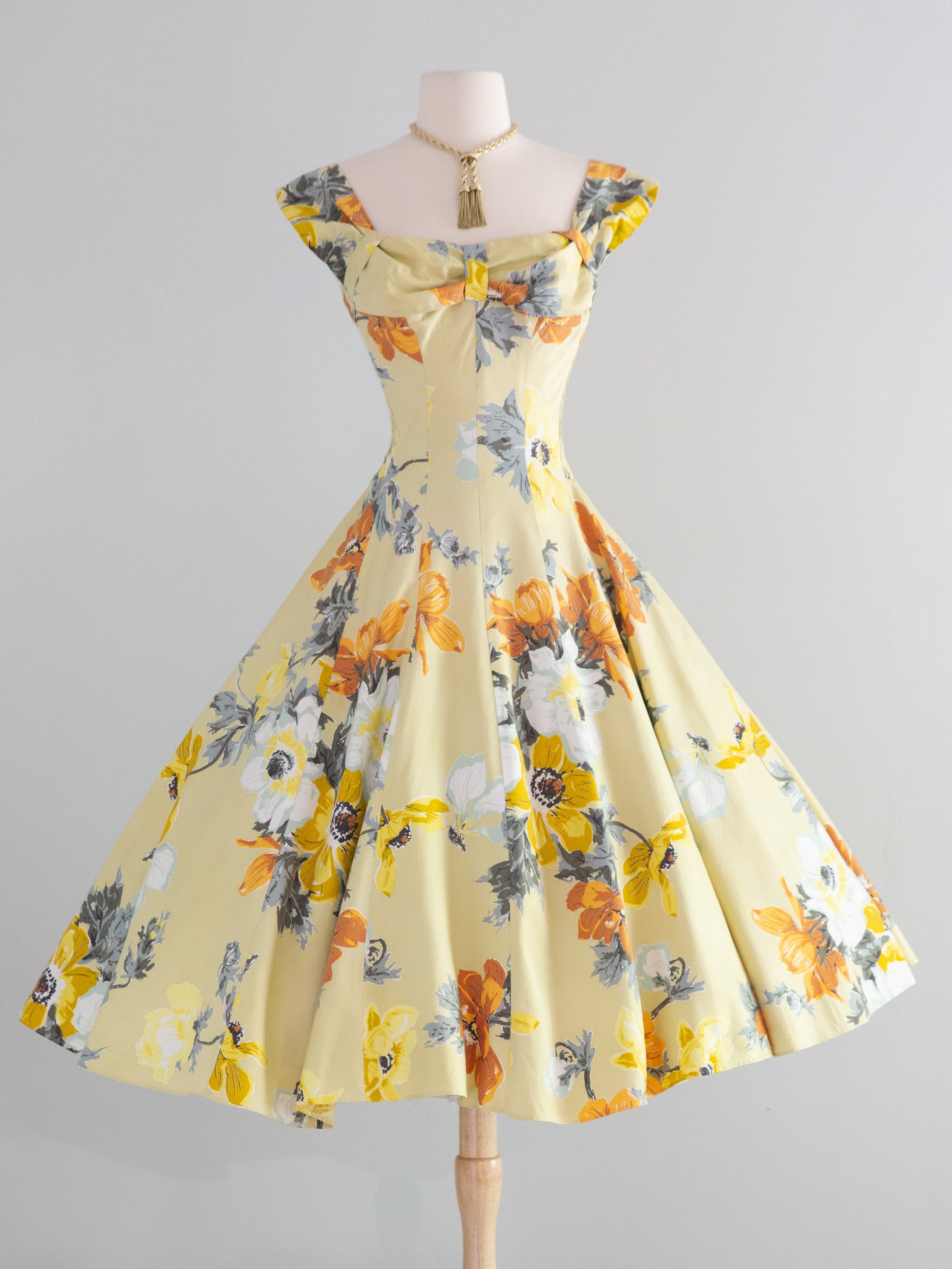 1950s party dress 50s Style Dresses for Women Vintage Floral Cocktail Swing Spaghetti Strap Square Neck 1960s Audrey Hepburn Rockabilly Retro Church Flare A Line Casual Graduation Tea Gown Black S you need to add some margin from the garment measurement to the body measurement Women's Vintage 1950s Hepburn Dress