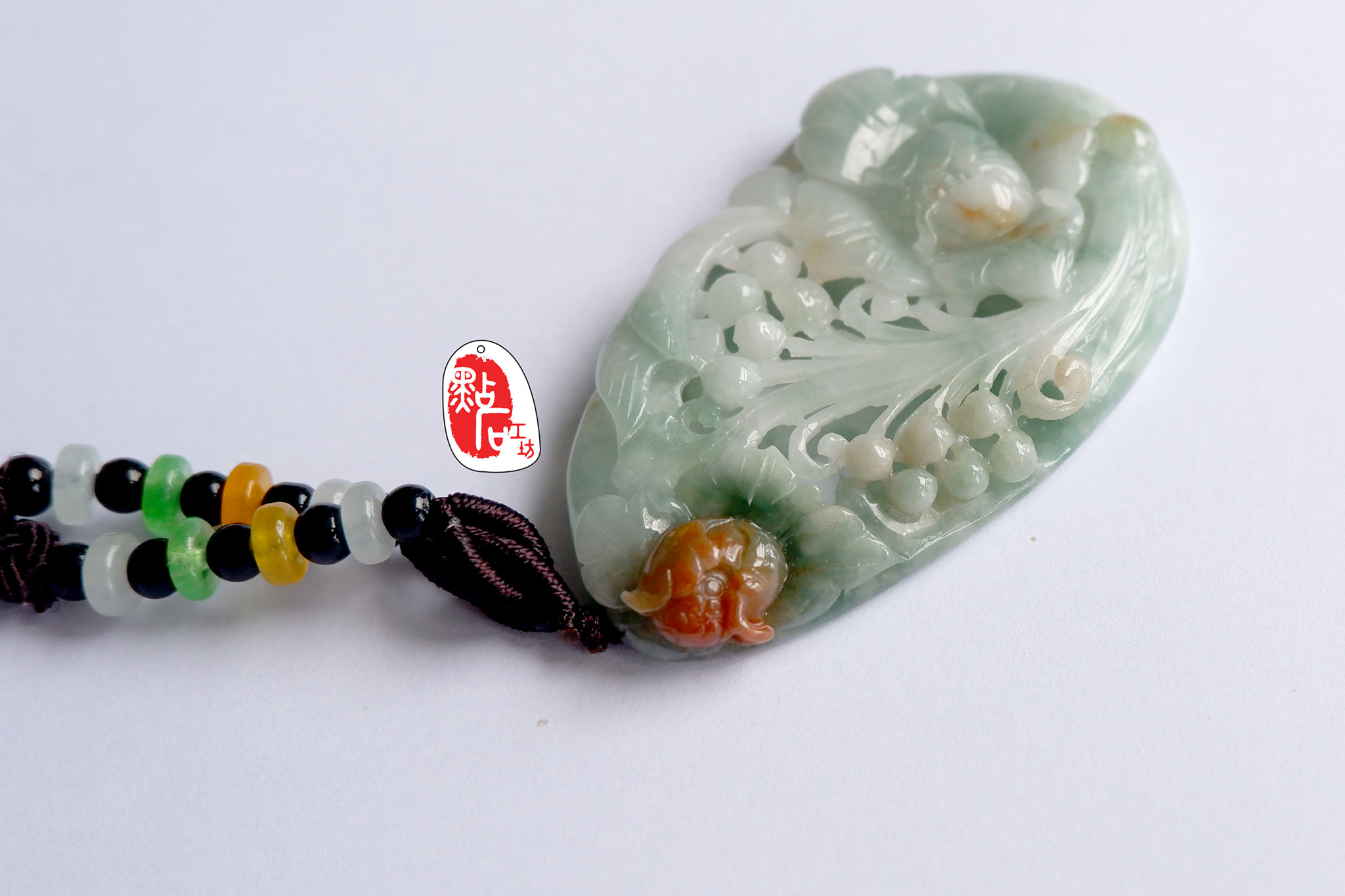 这是一款翡翠花开富贵牌，纯手工雕， 雕工精细，还是镂空雕的。此件还