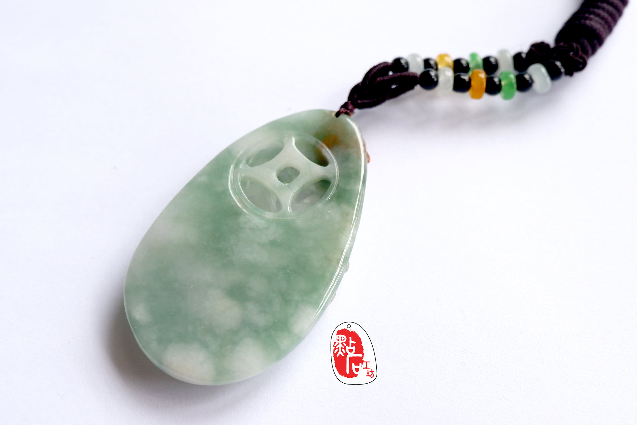 这是一款翡翠花开富贵牌，纯手工雕， 雕工精细，还是镂空雕的。此件还