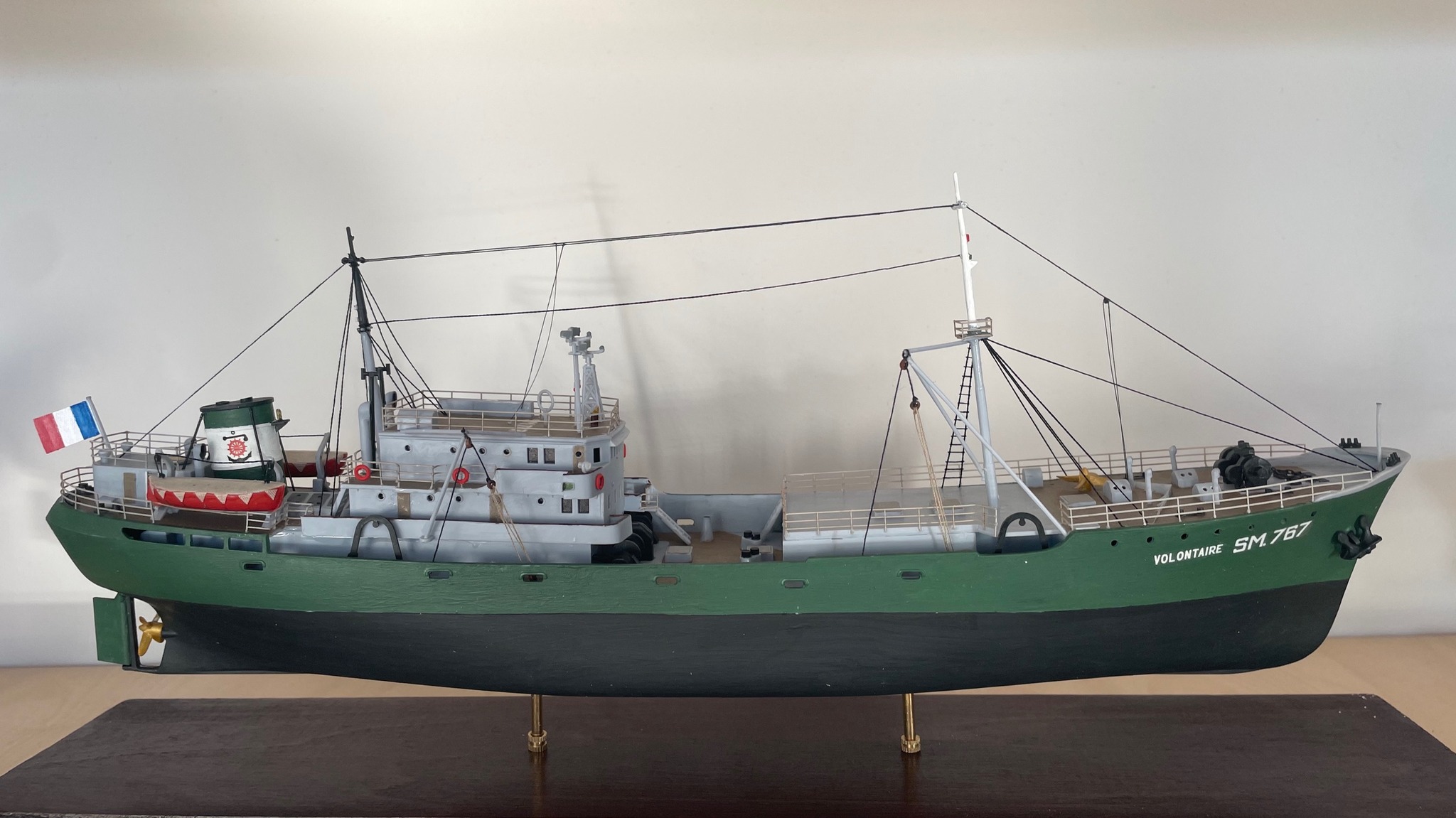 Traditional French side trawler SM 767 Volontaire. Heller, scale 1:200