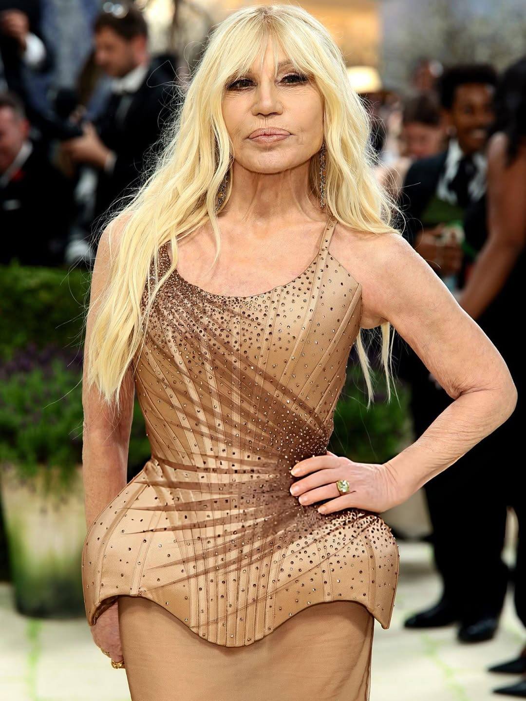 Designer on Deck: Donatella Versace wears Atelier Versace at the 2026 Met Gala. #Versace #metgala #metball #fashion #fyp #style #fbreelsfypシ゚viralシ #fbreelsfyp #photooftheday #photography