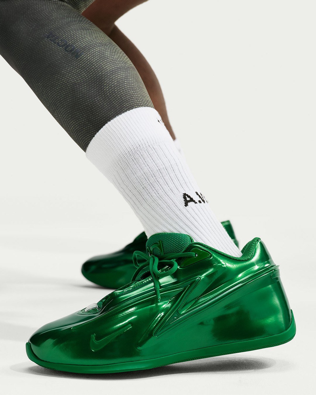 The Nike KD 19 goes all-green, giving us memories of Kevin