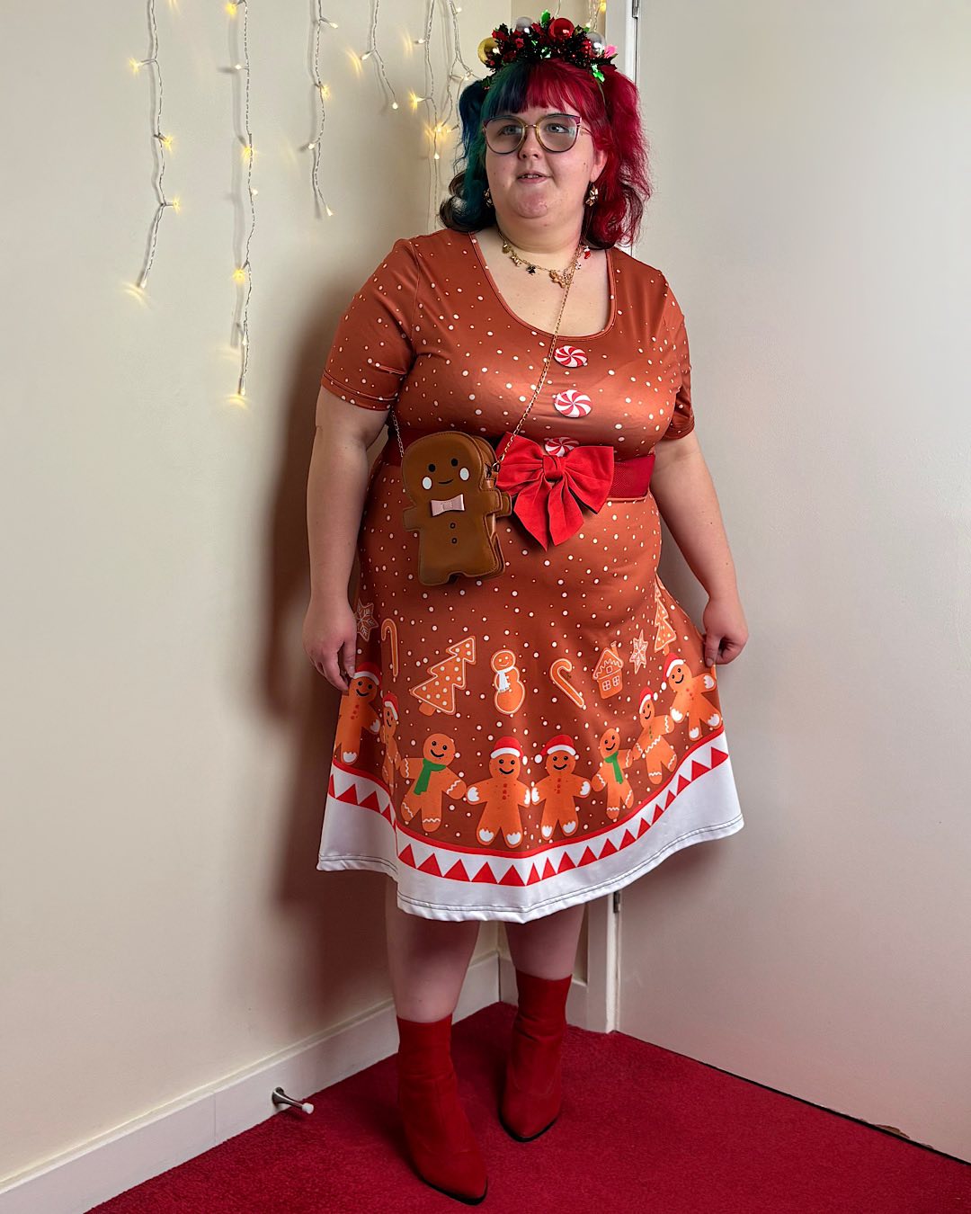 christmas dress rosegal ☃️ 𝓈𝓌𝑒𝑒𝓉 𝒶𝓈 𝑔𝒾𝓃𝑔𝑒𝓇𝒷𝓇𝑒𝒶𝒹 🍪 use my discount code 'ABI20' for 20% off your order at 💰 outfit details: gingerbread print dress: Rosegal red bow belt and gingerbread man necklace Color:EMERALD GREEN Azzedine Alaïa F/W 1986 New Release 17th December 2025 W Themed dress