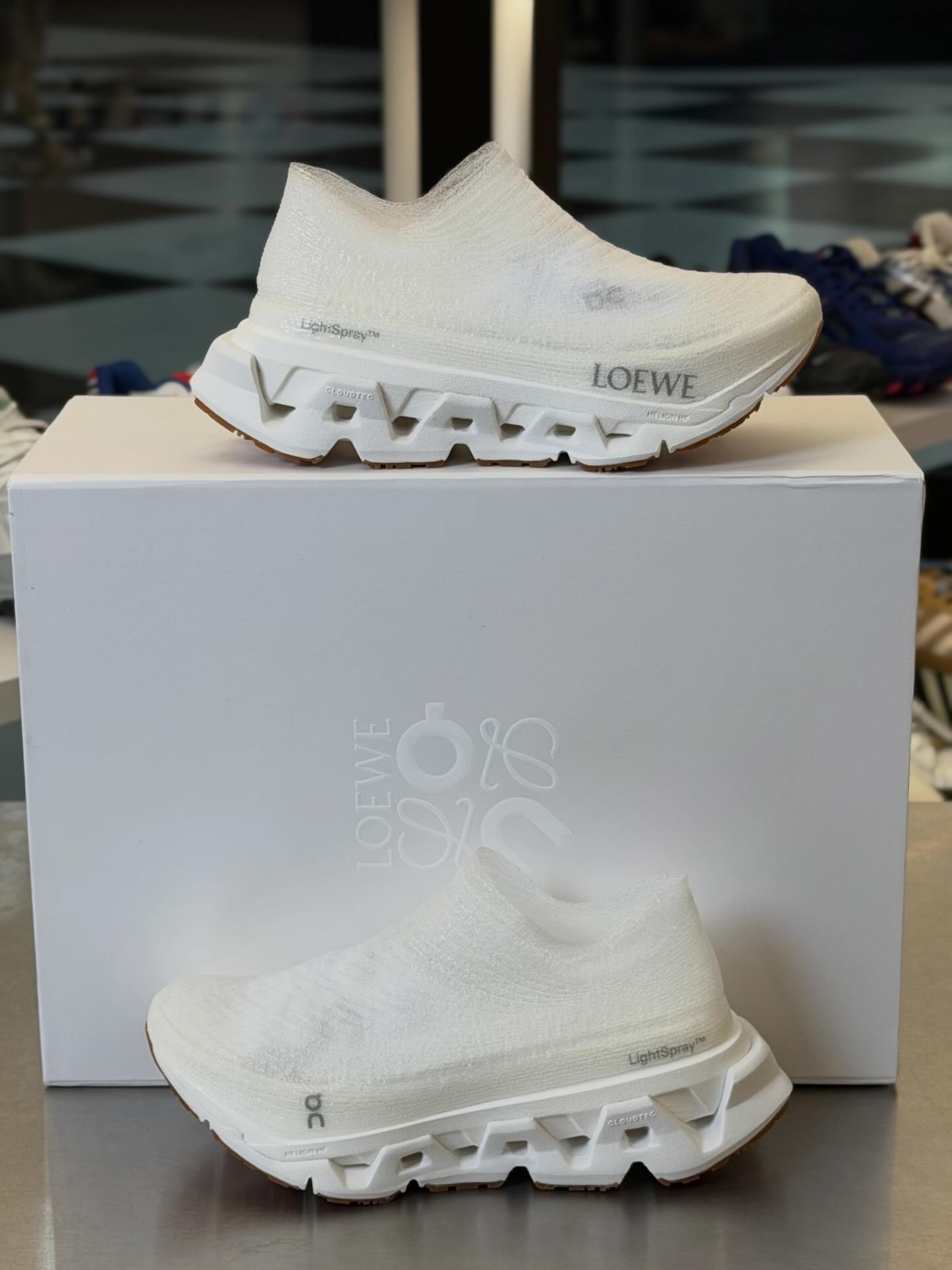 ของแรร์ On Running LightSpray Cloudmonster Loewe White Line 
