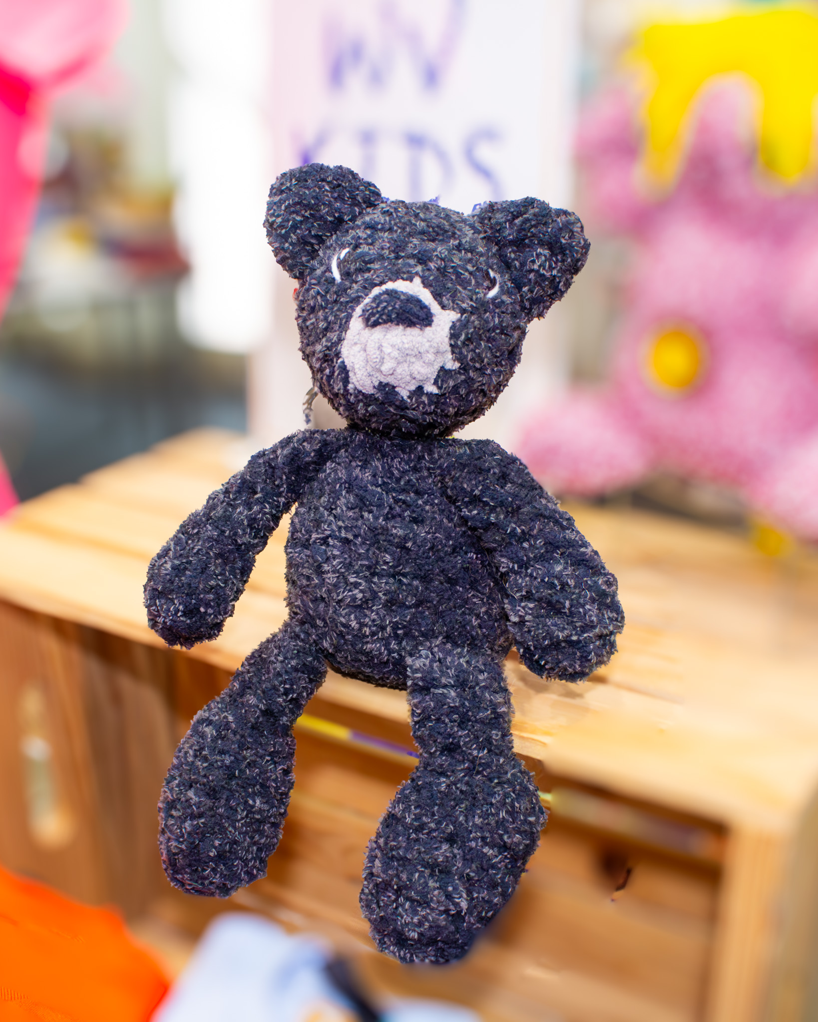West Virginia pride never looked so cute! 🐻💛 This black bear