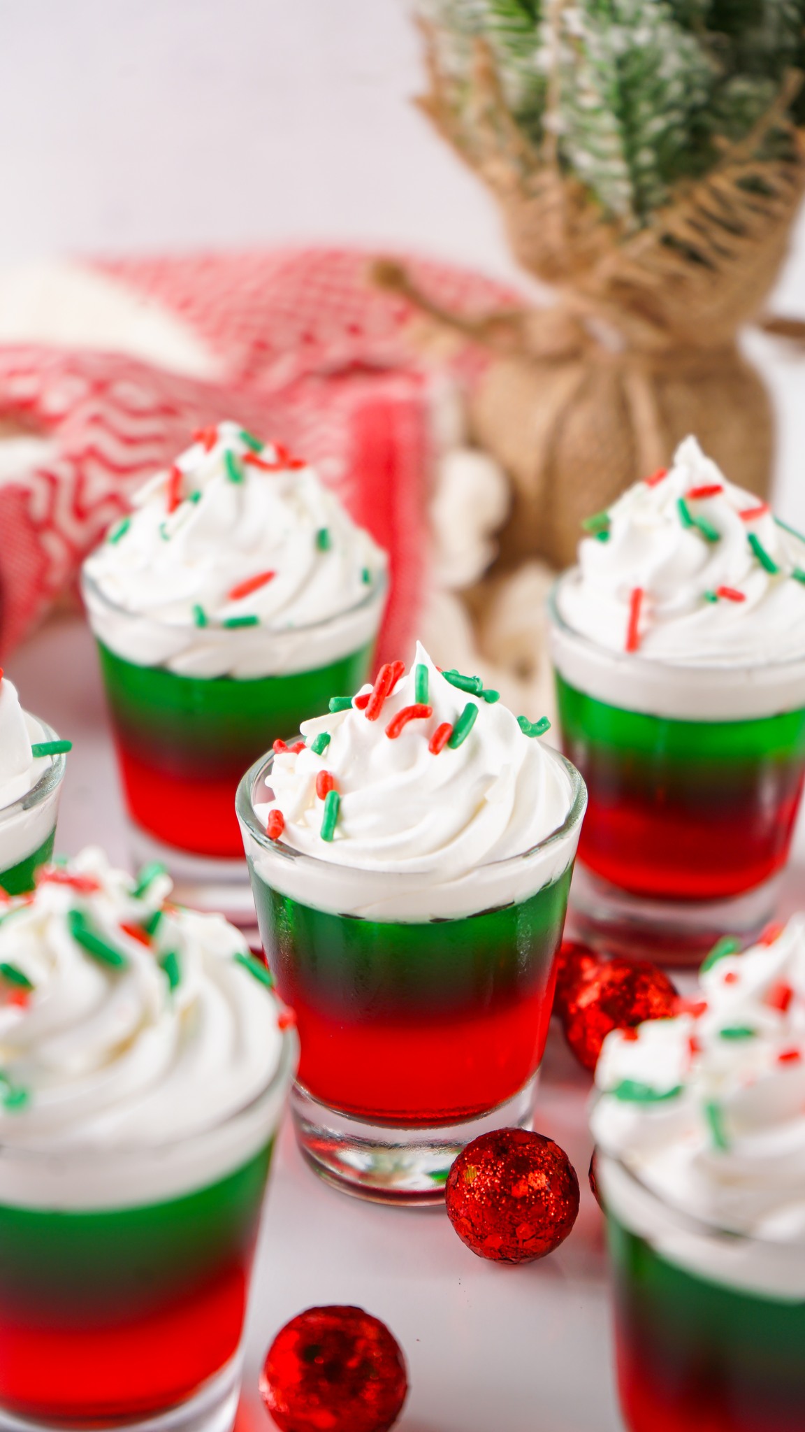 Incredible - Easy Christmas Jello Shots to get the party started! 💚 ...