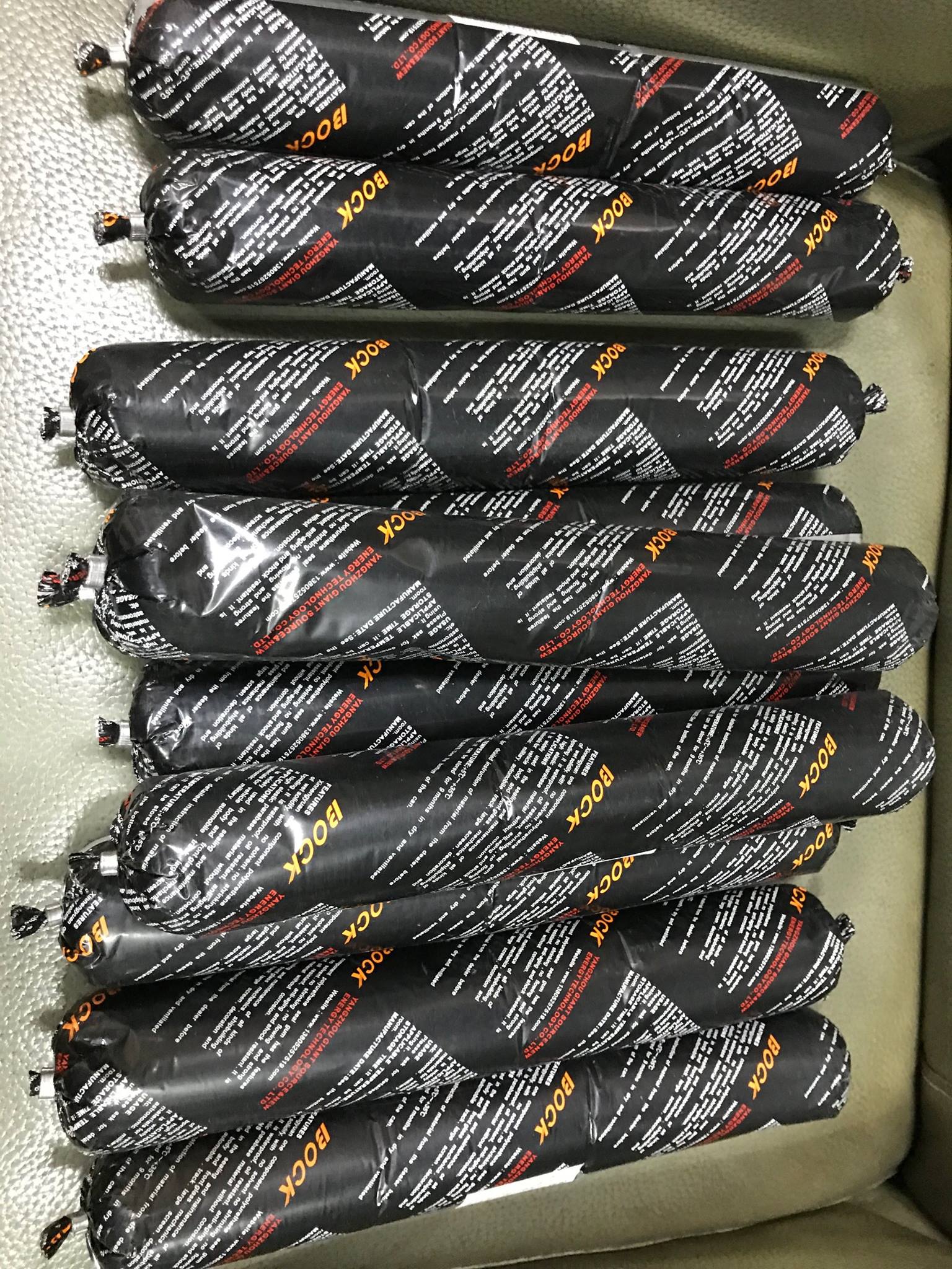 晟毅汽車 - 要趕快庫存pu膠了,最近一堆人詢問,小弟再次分享一下:基本上更換玻璃要先將原本的玻璃框舊膠去除乾淨,在新...