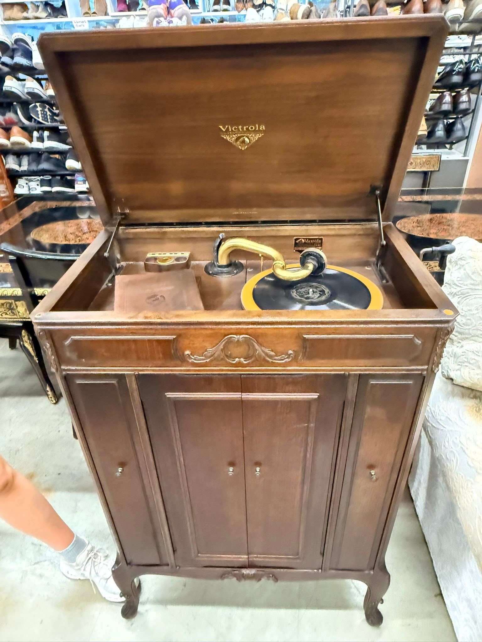 This is a Victor Victrola VV 8-12 Orthophonic phonograph from the