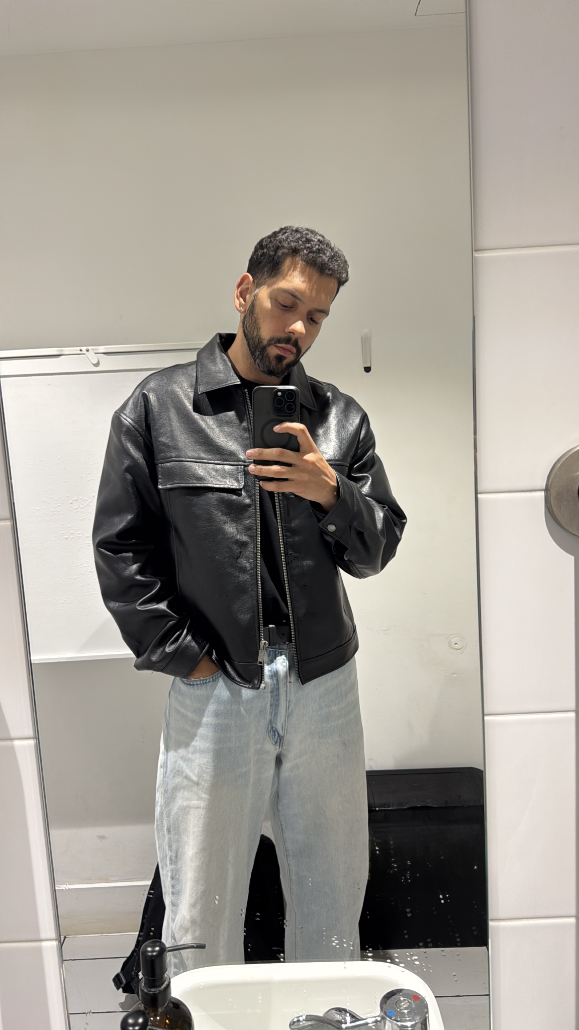 i dressed myself in leather The microphone is missing, but the jacket is doing enough 😂 A jacket, light trousers and a mirror photo. Sometimes that is the whole story. Most of what you see here YGroup_spencer