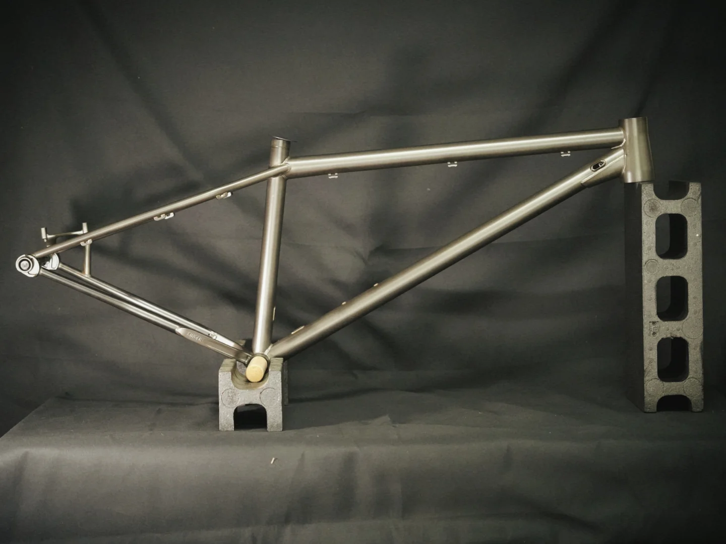 Yuris - Singer 460L v2 ジオメトリ変更は一箇所。 あとは現代の部品 
