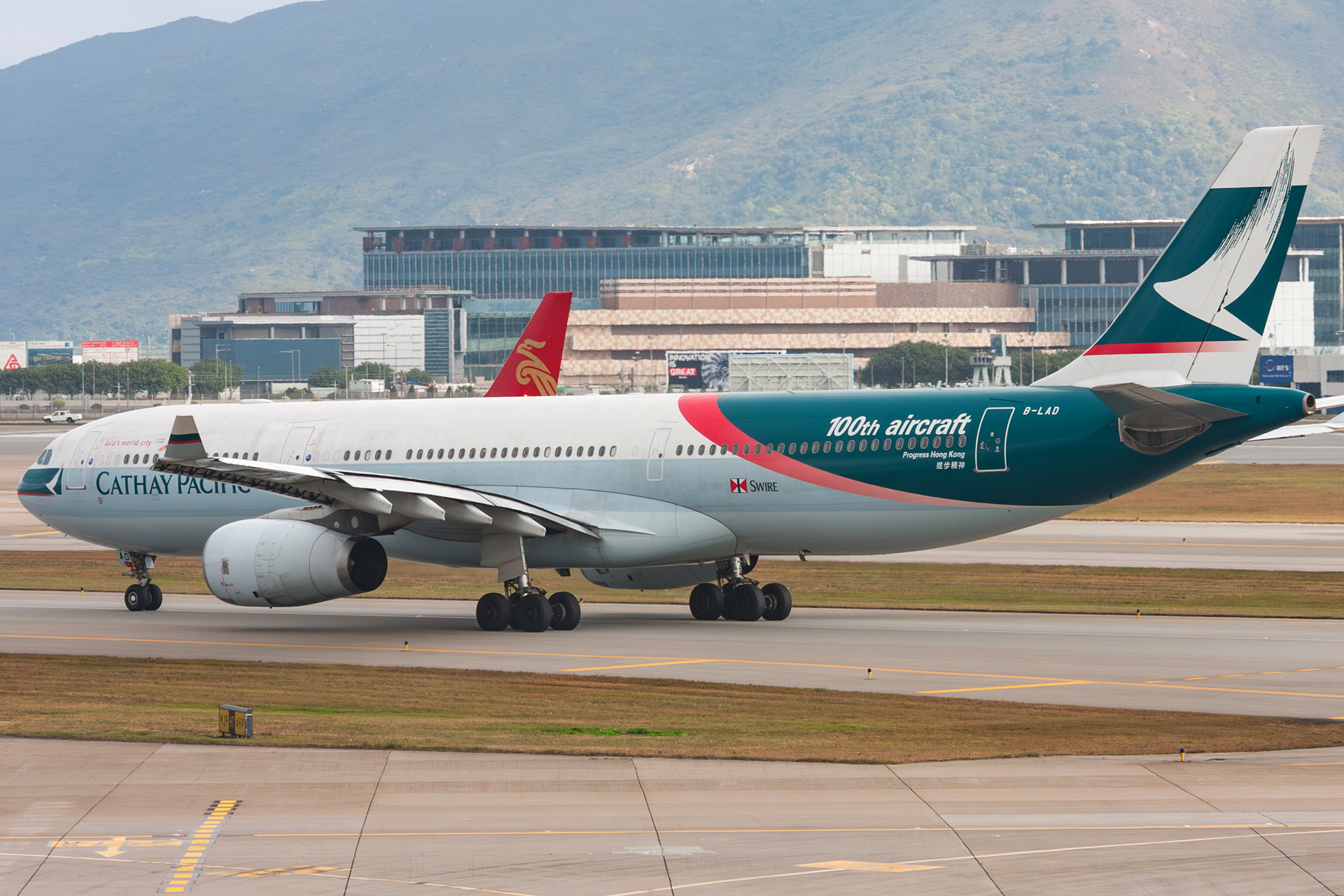 航空機・ヘリコプター CATHAY PACIFIC AIRBUS A-330-300 Back to the Cathay Pacific Airbus A330-300 in the Progress Hong