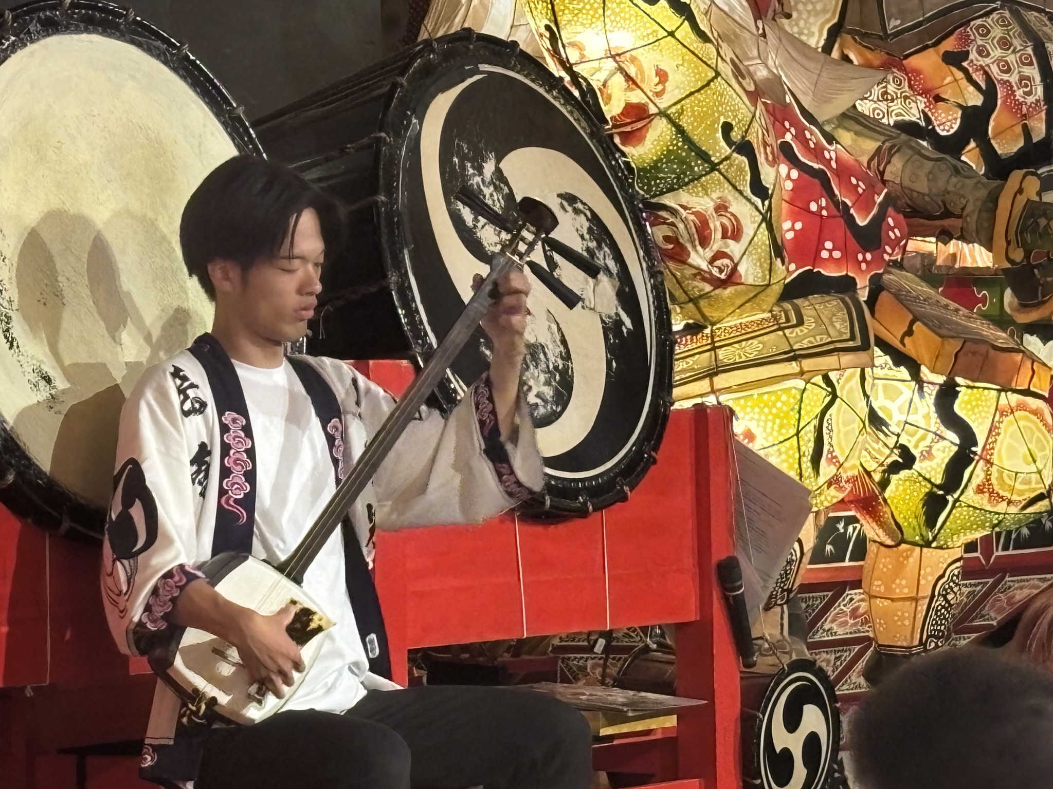 津軽三味線生演奏】ねぷた村では毎日大迫力の津軽三味線生演奏を実施 