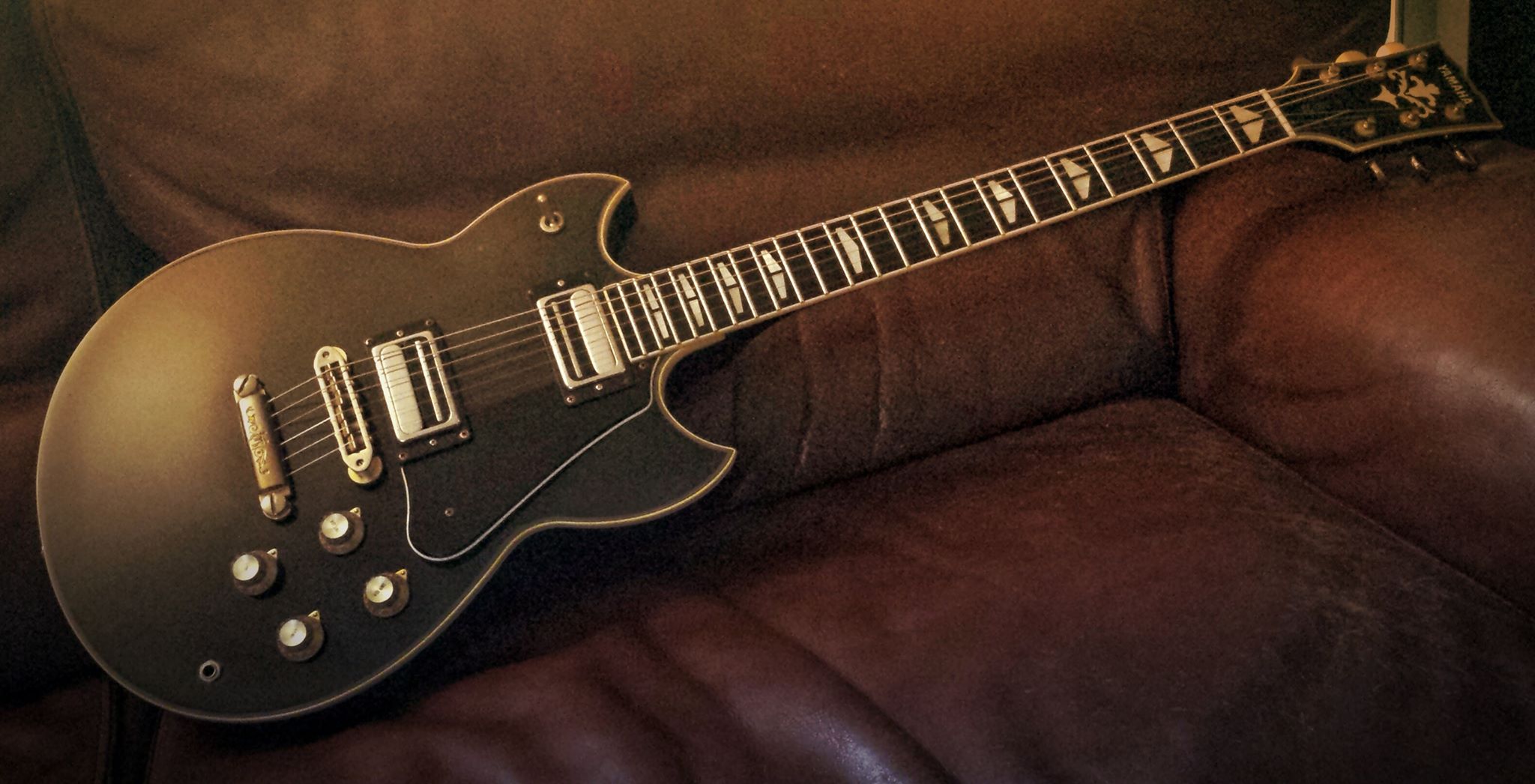 What is the mark on the back horn of a 1981 Yamaha SG 1000?