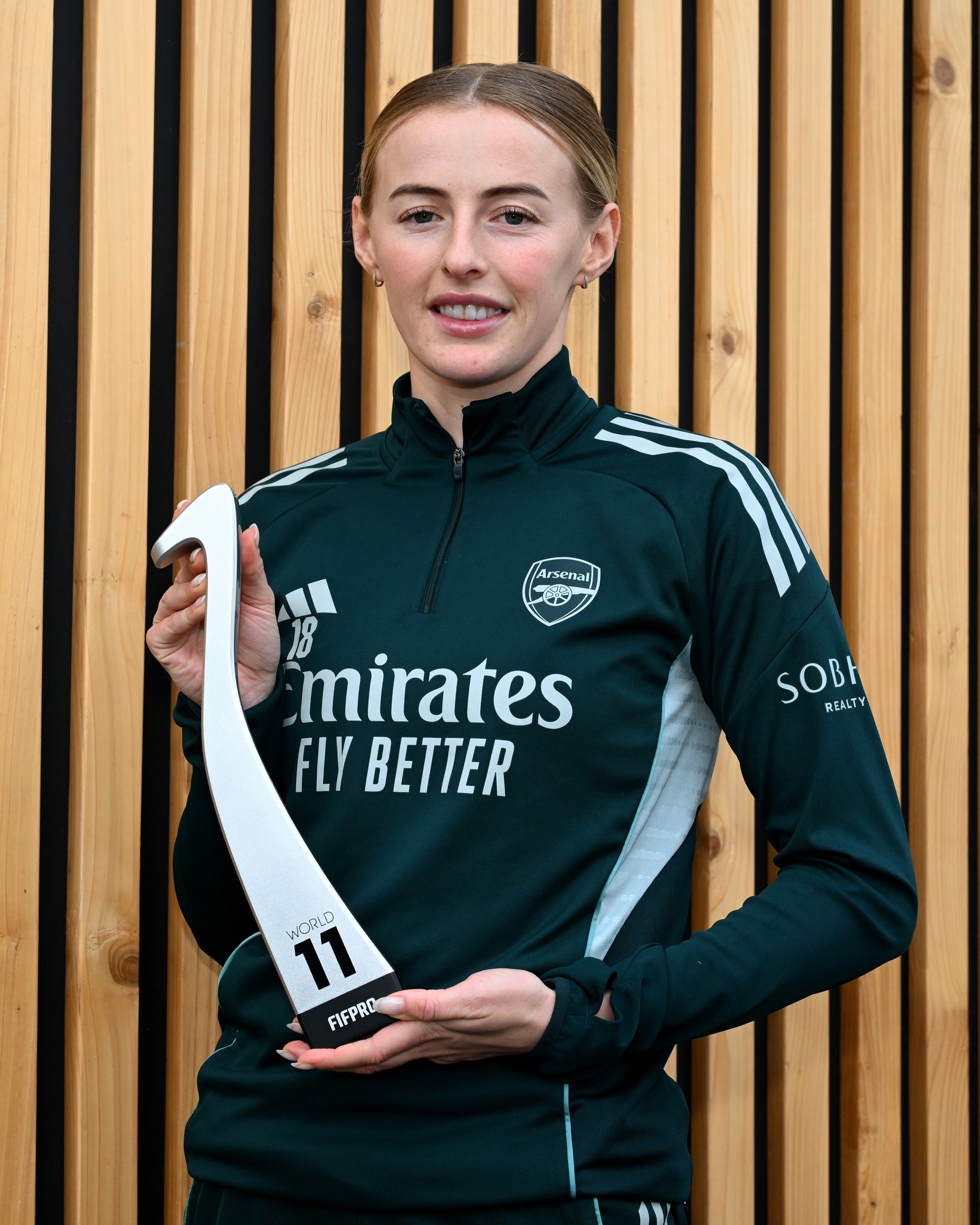 Chloe Kelly collects her debut FIFPRO #World11 trophy ?✨
